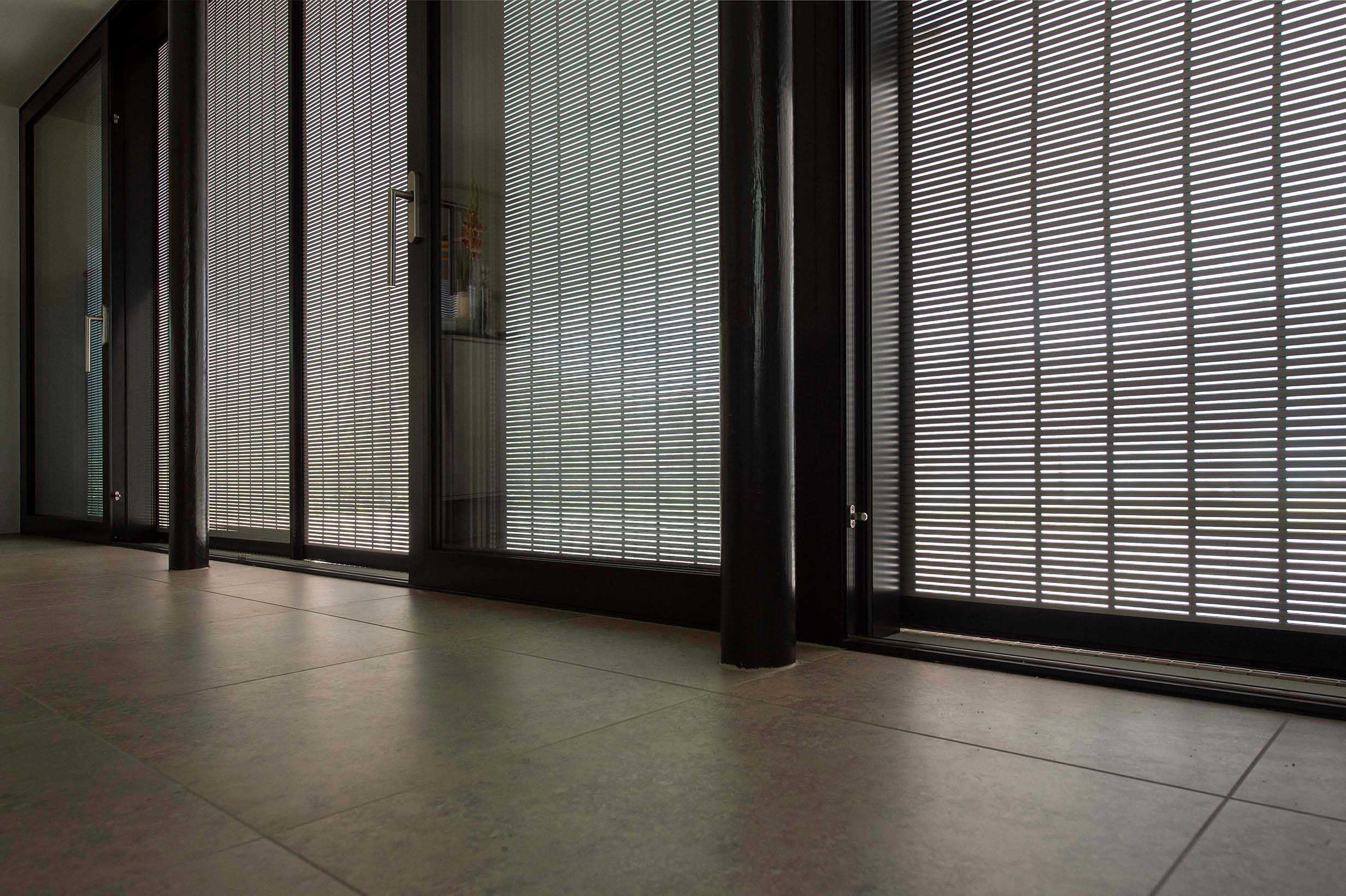 Einfamilienhaus mit Tageslicht-Rollladen und Insektenschutz-Schieberahmen