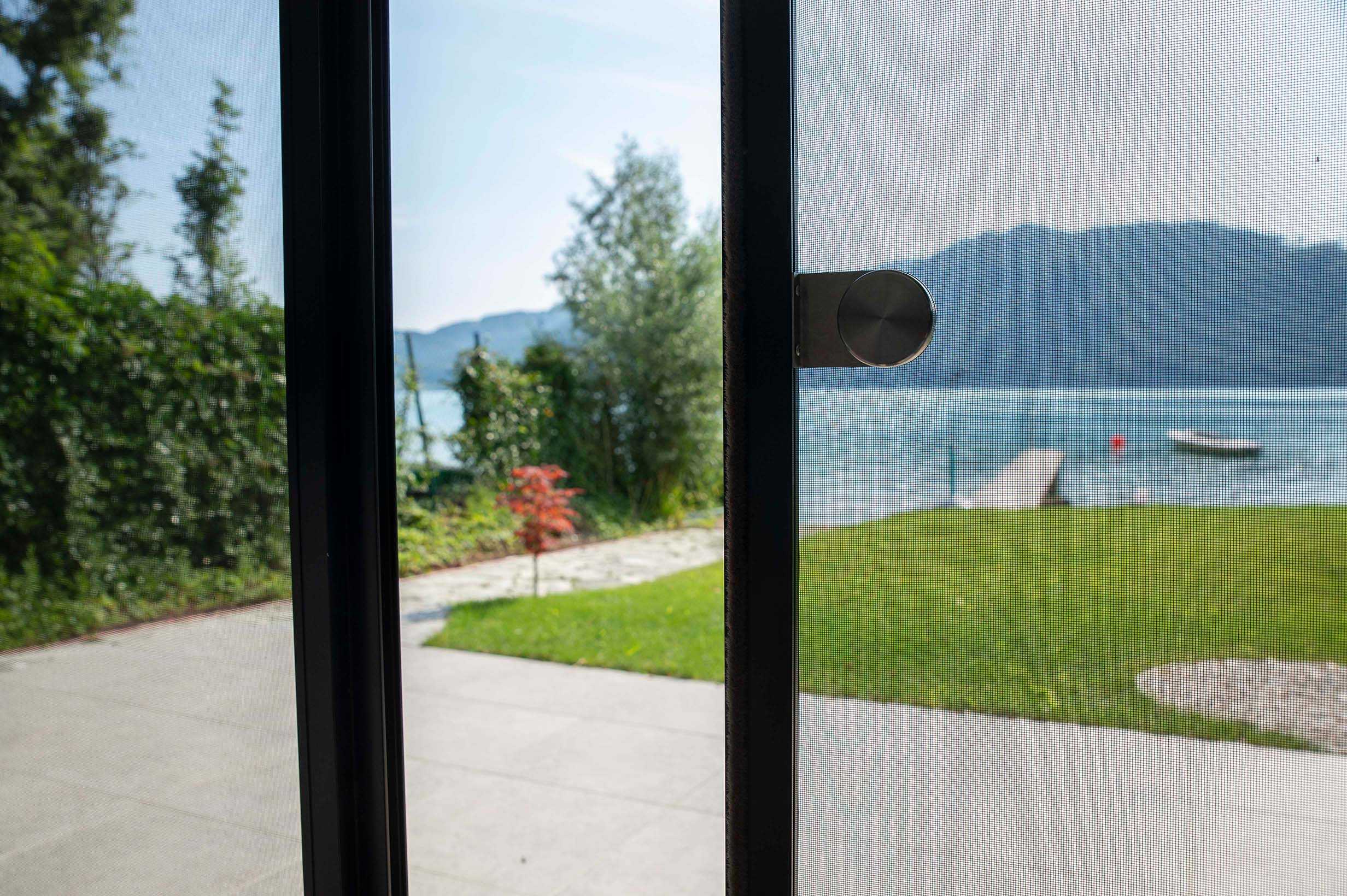 Einfamilienhaus mit Tageslicht-Rollladen und Insektenschutz-Schieberahmen