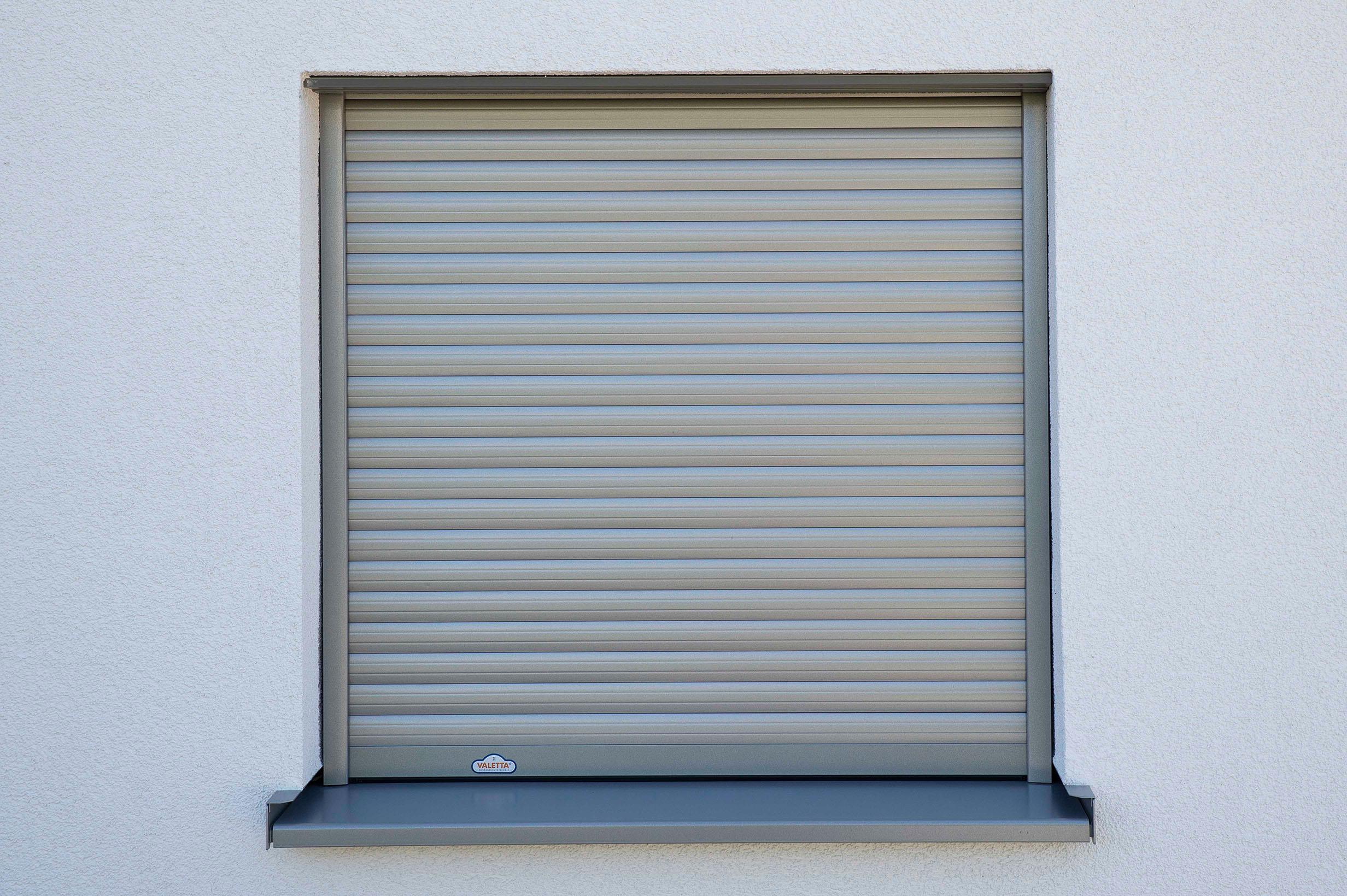 Einfamilienhaus mit Sturzkasten und Rollladen