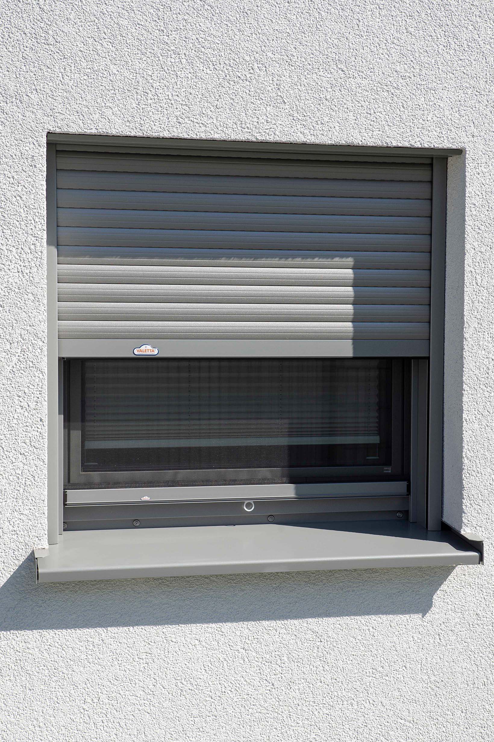 Einfamilienhaus mit Sturzkasten, Rollladen und Insektenschutzrollo