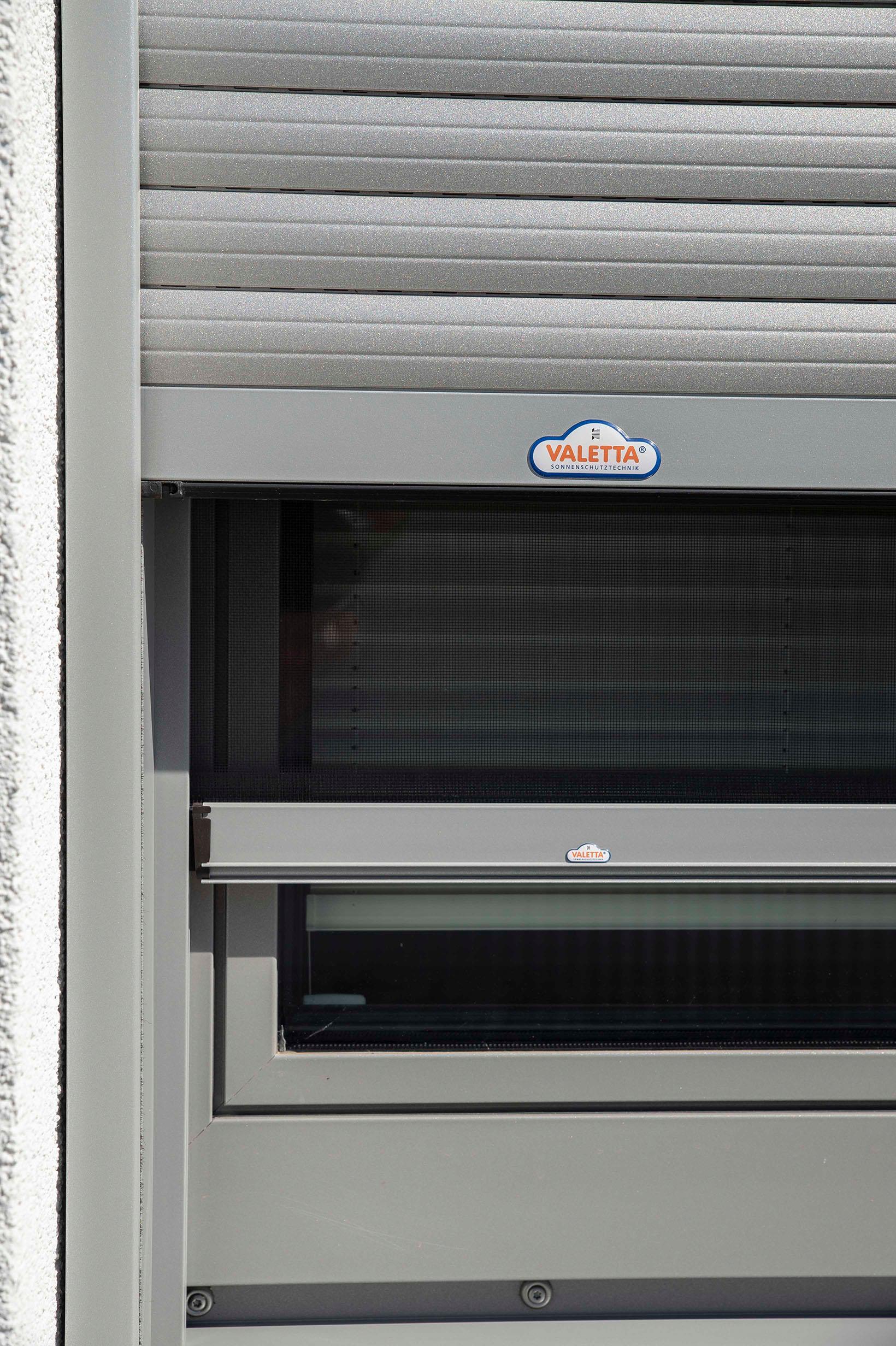 Einfamilienhaus mit Rollladen und Insektenschutzrollo