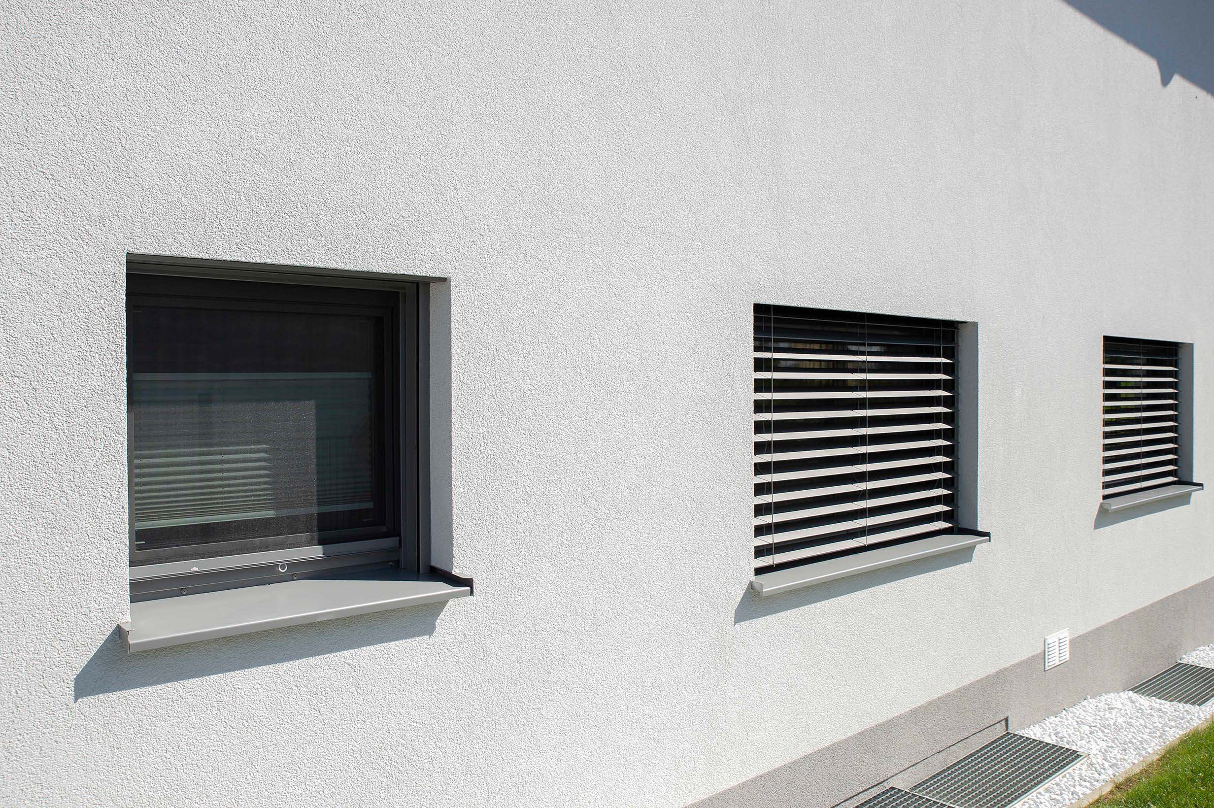 Einfamilienhaus mit Sturzkasten und Raffstore