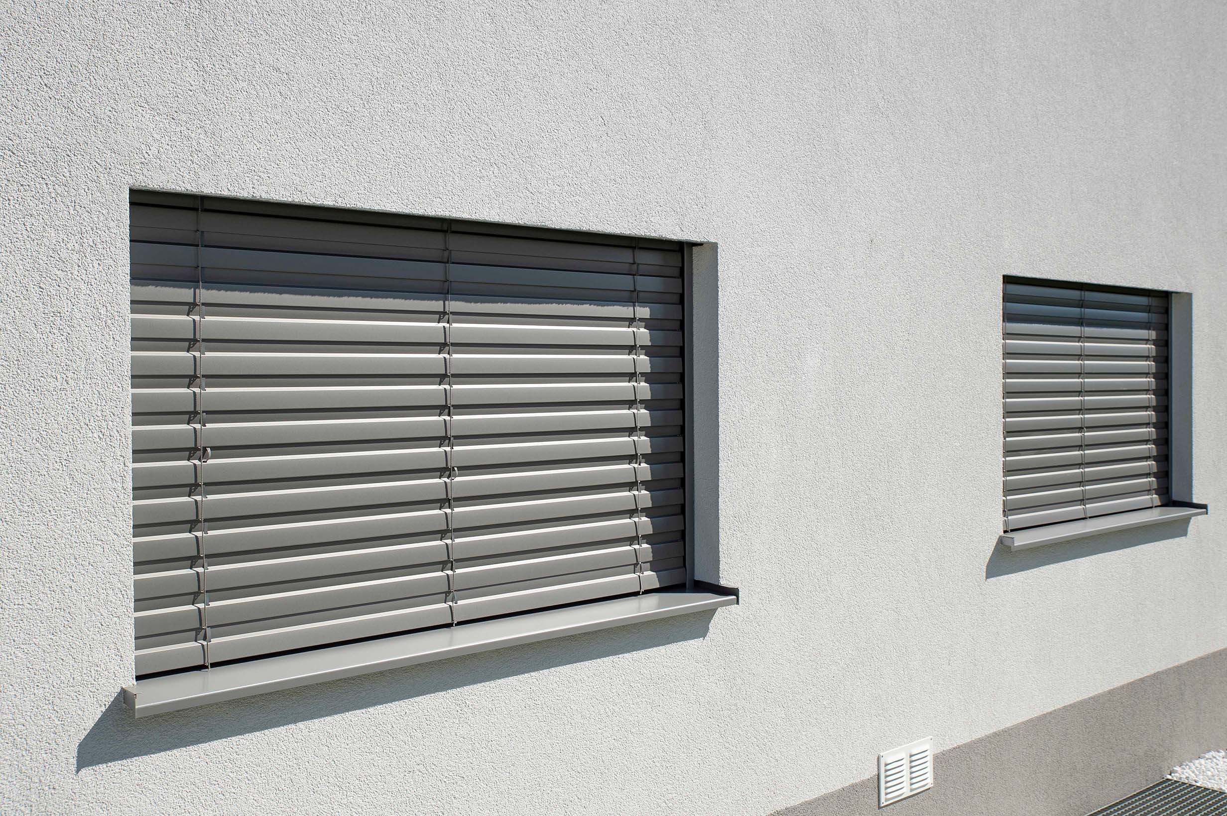 Einfamilienhaus mit Sturzkasten und Raffstore