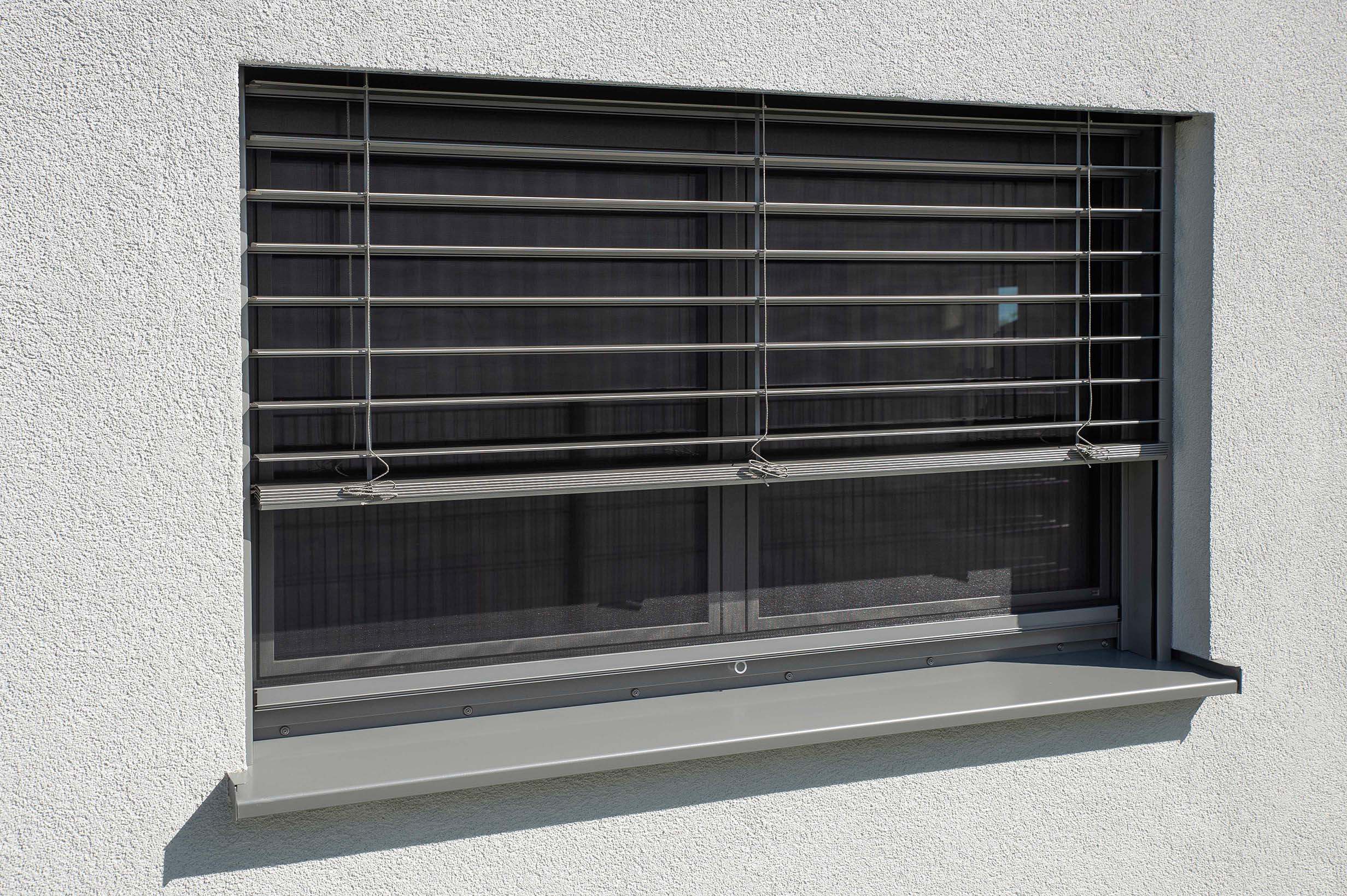 Einfamilienhaus mit Sturzkasten und Raffstore