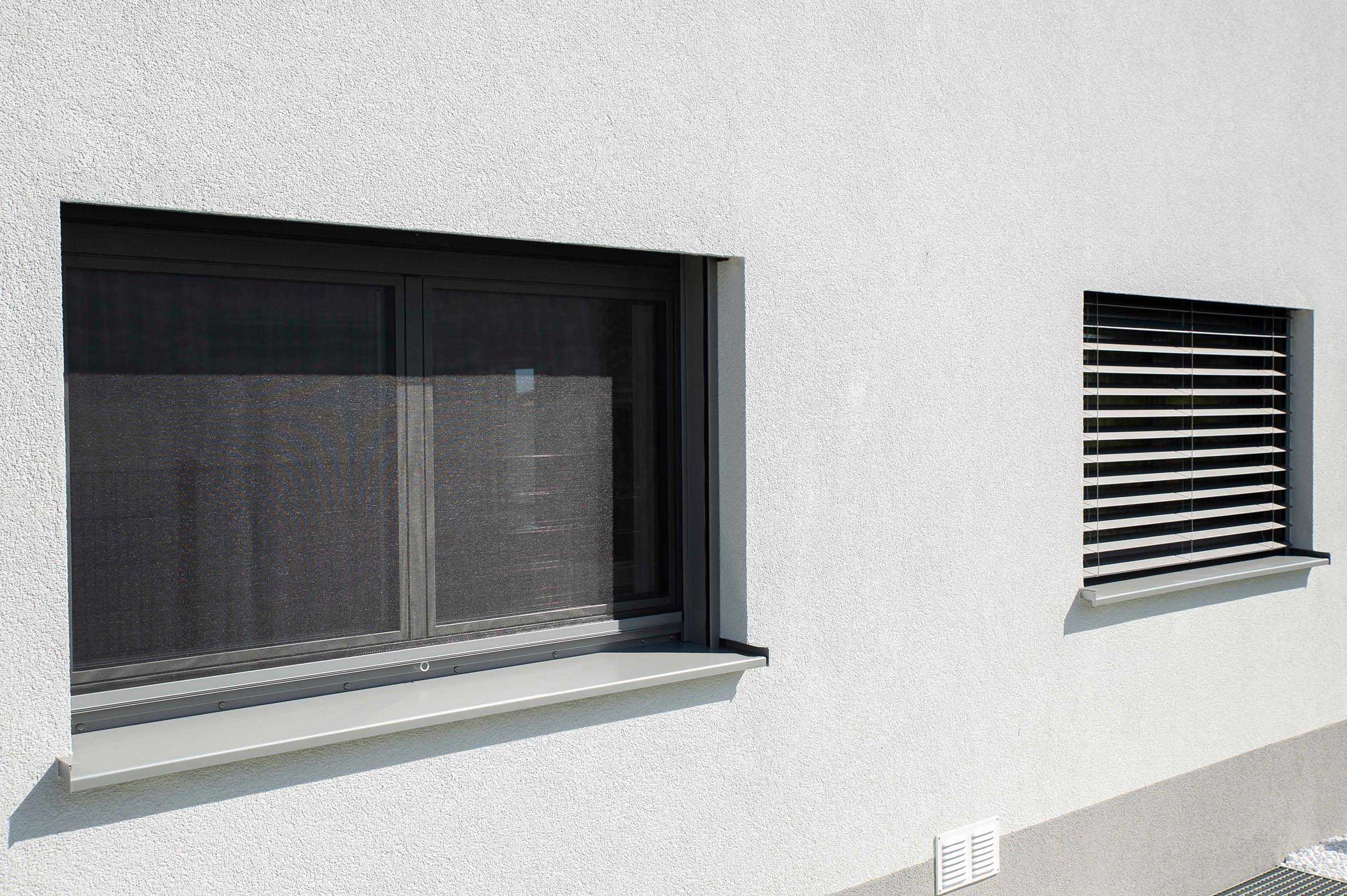 Einfamilienhaus mit Sturzkasten, Raffstore und Insektenschutzrollo