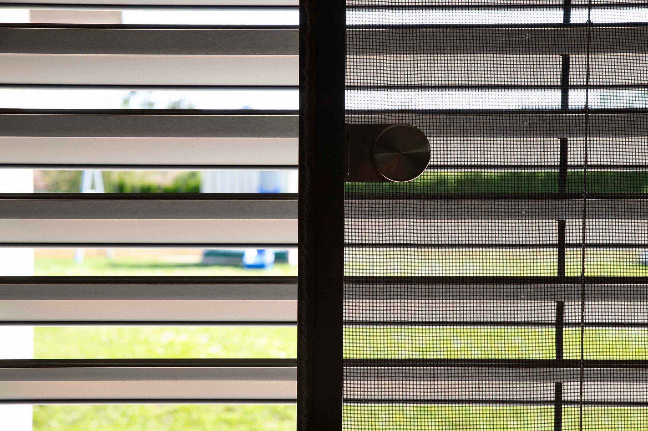 Einfamilienhaus mit Raffstore und Insektenschutzrollo