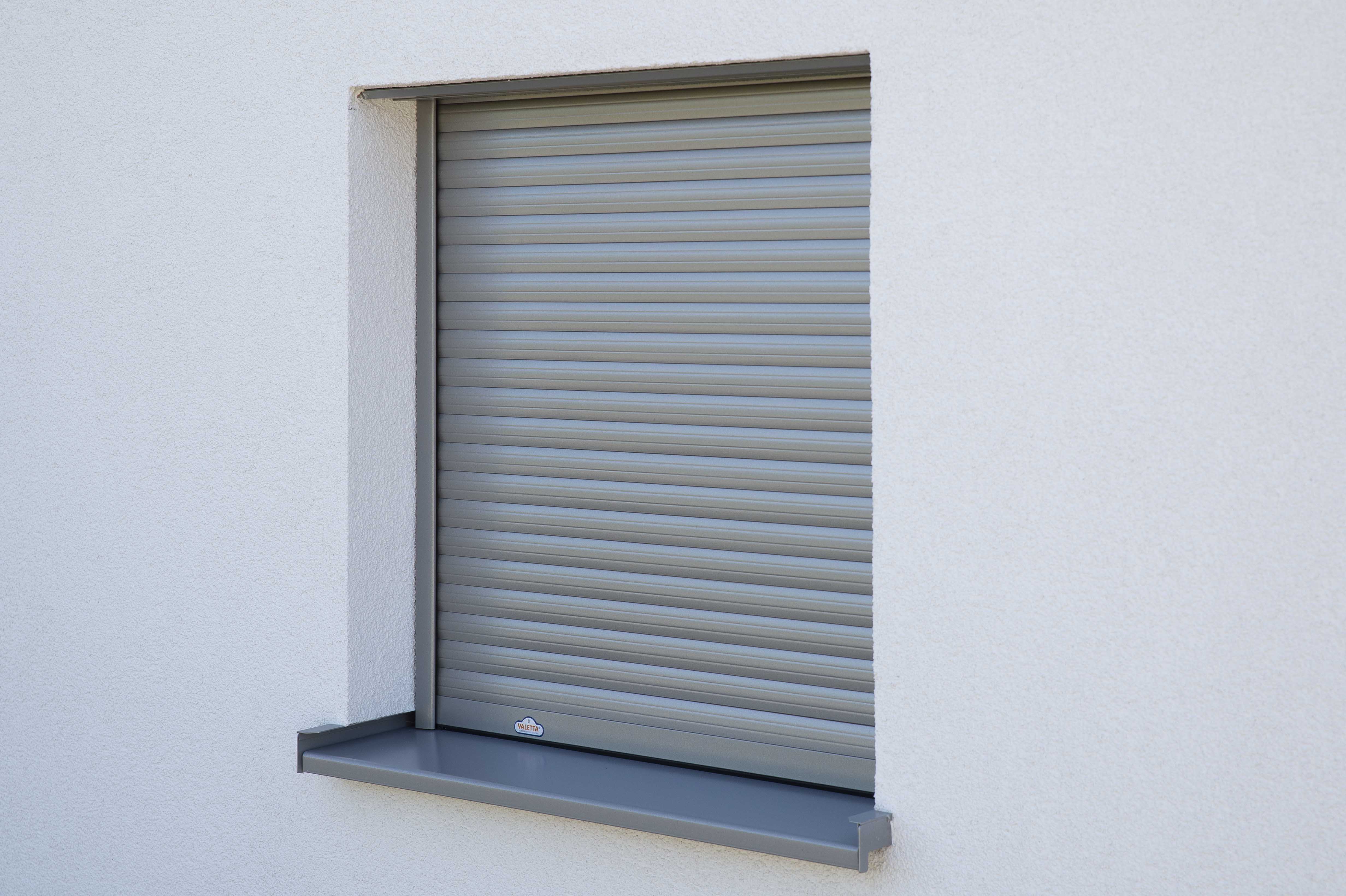 Einfamilienhaus mit Sturzkasten und Rollladen