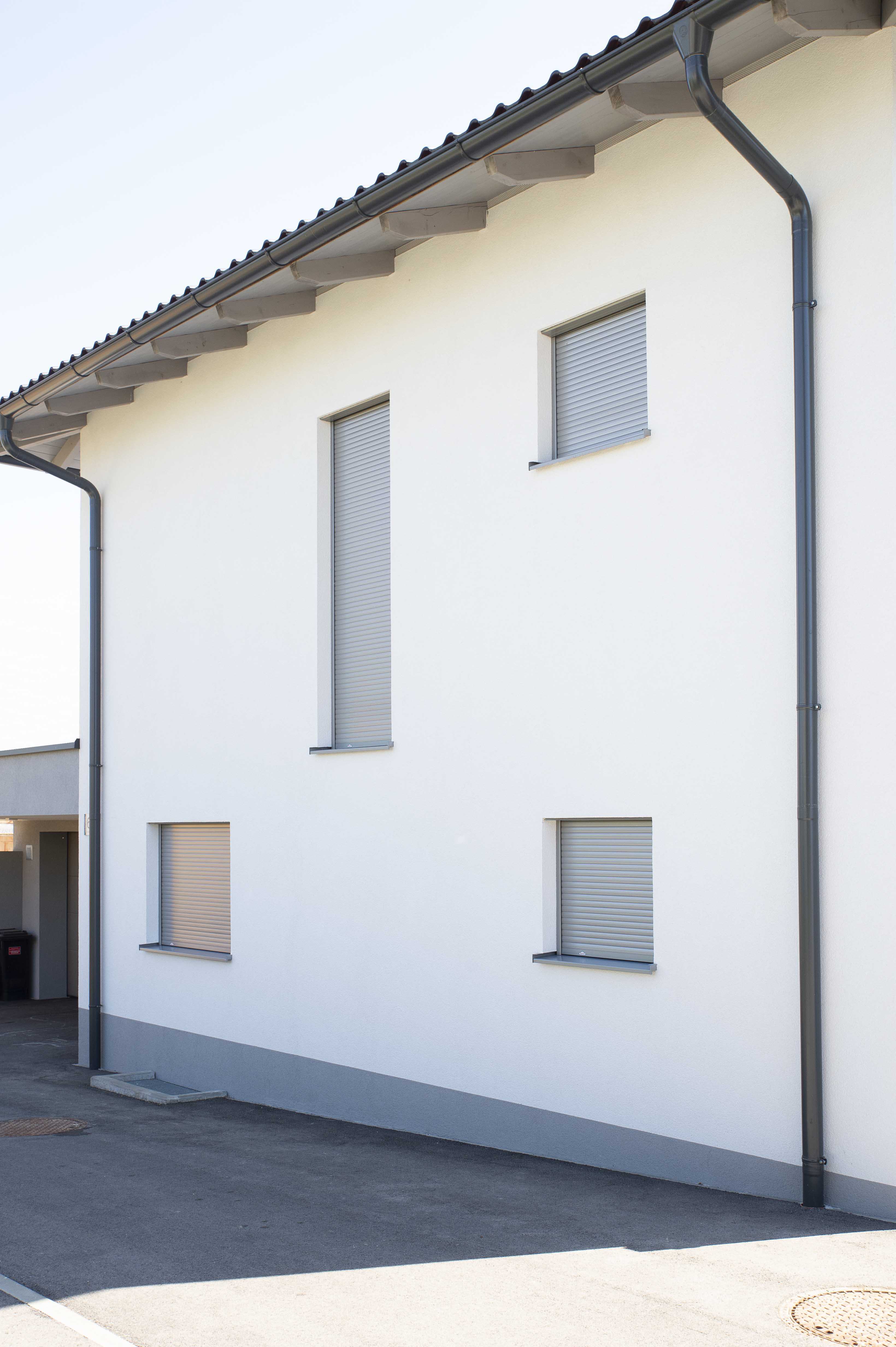 Einfamilienhaus mit Sturzkasten und Rollladen