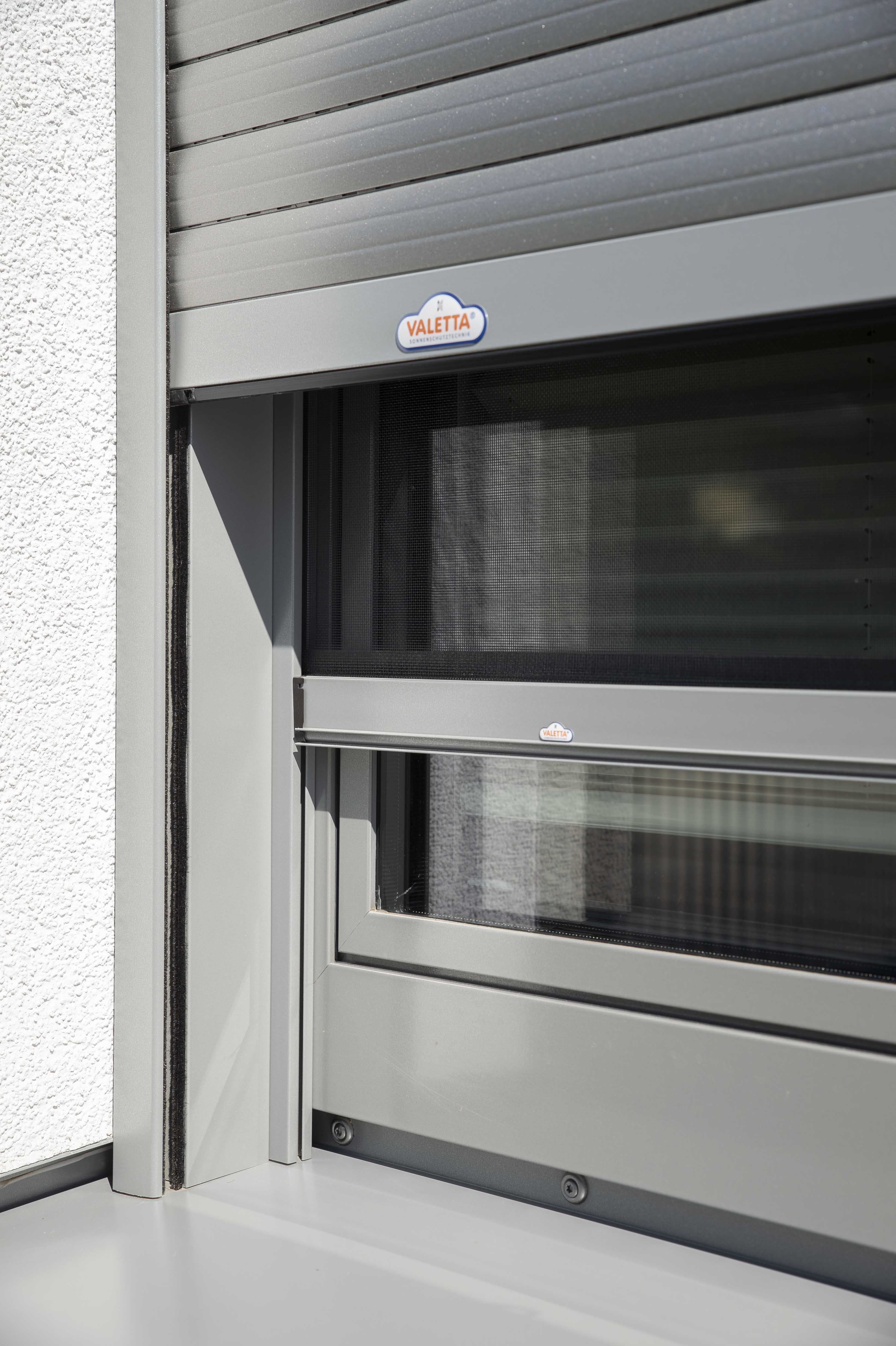 Einfamilienhaus mir Rollladen und Insektenschutzrollo