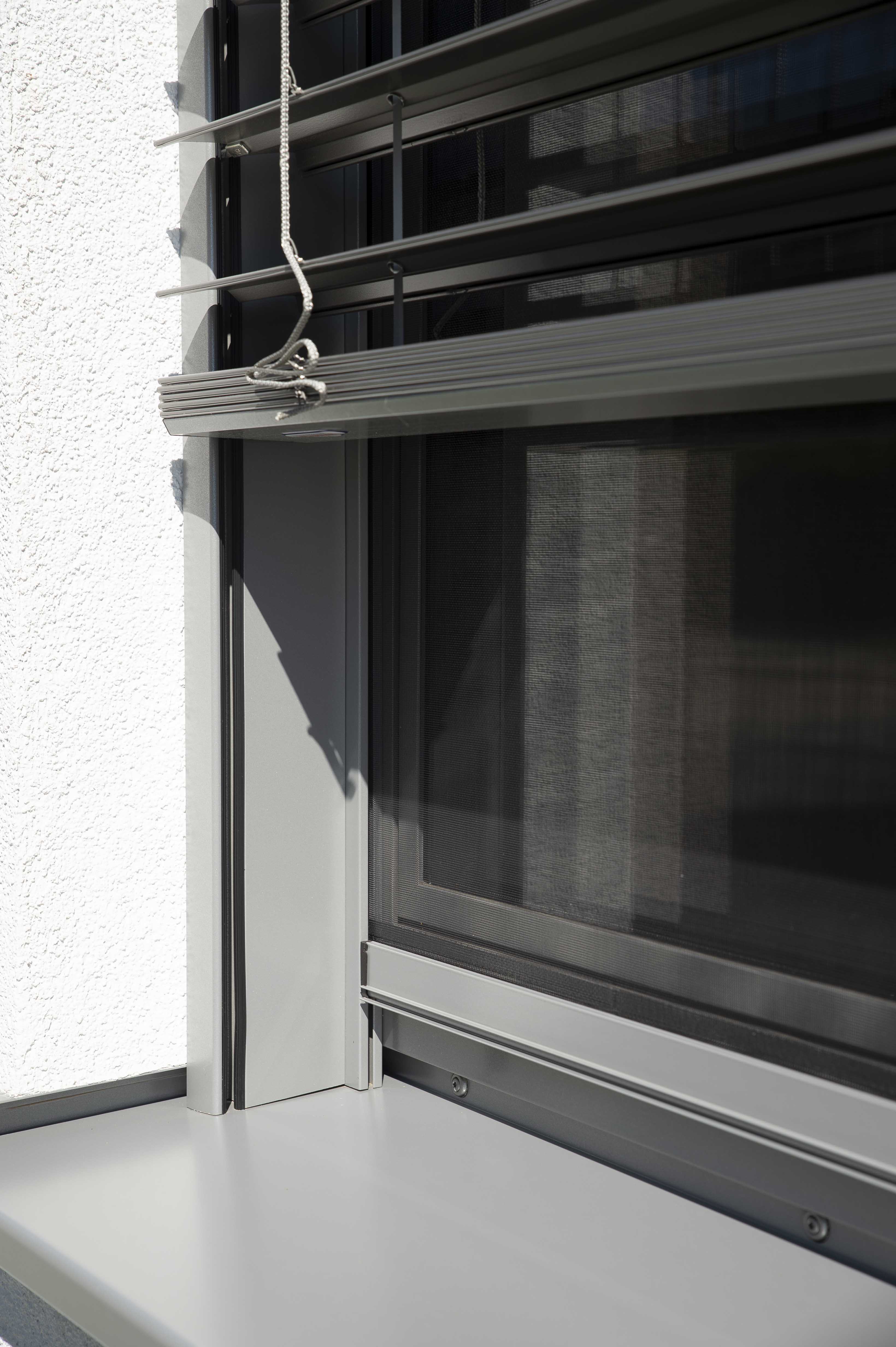 Einfamilienhaus mit Raffstore und Insektenschutzrollo