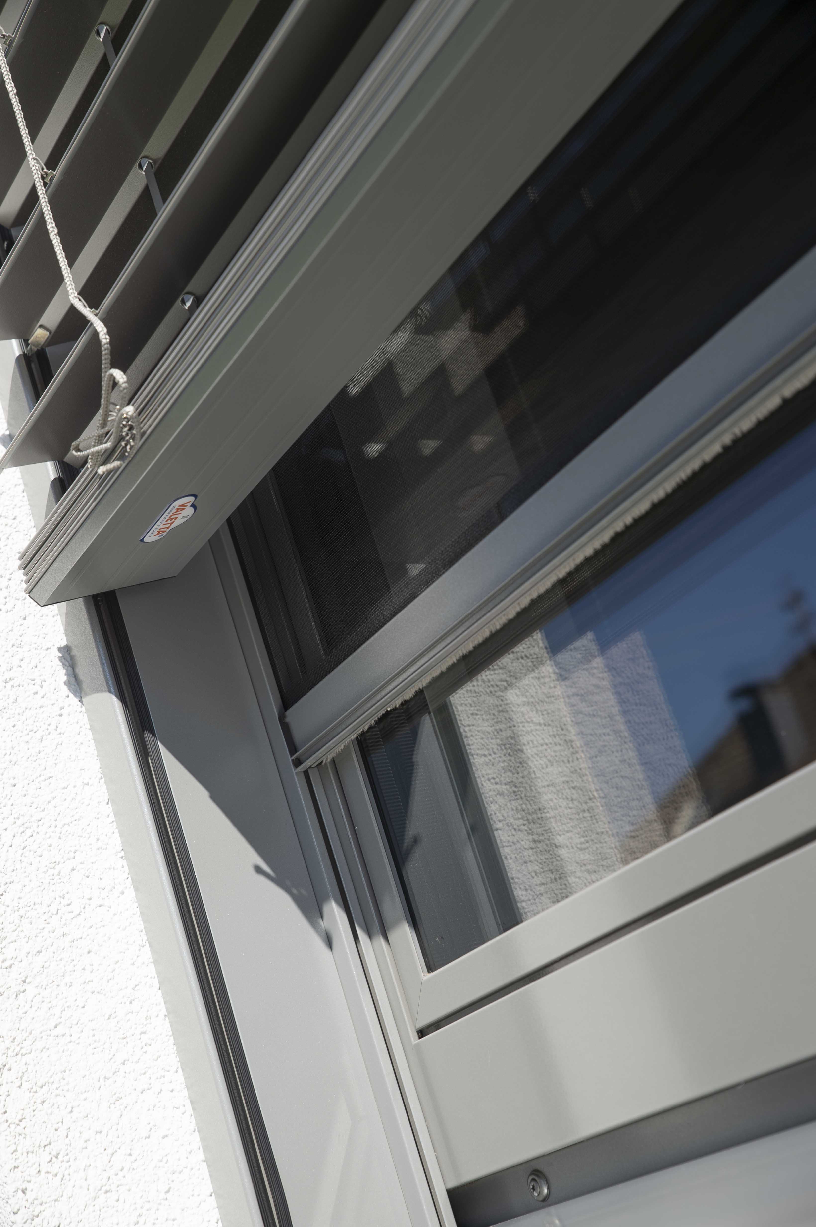 Einfamilienhaus mit Raffstore und Insektenschutzrollo