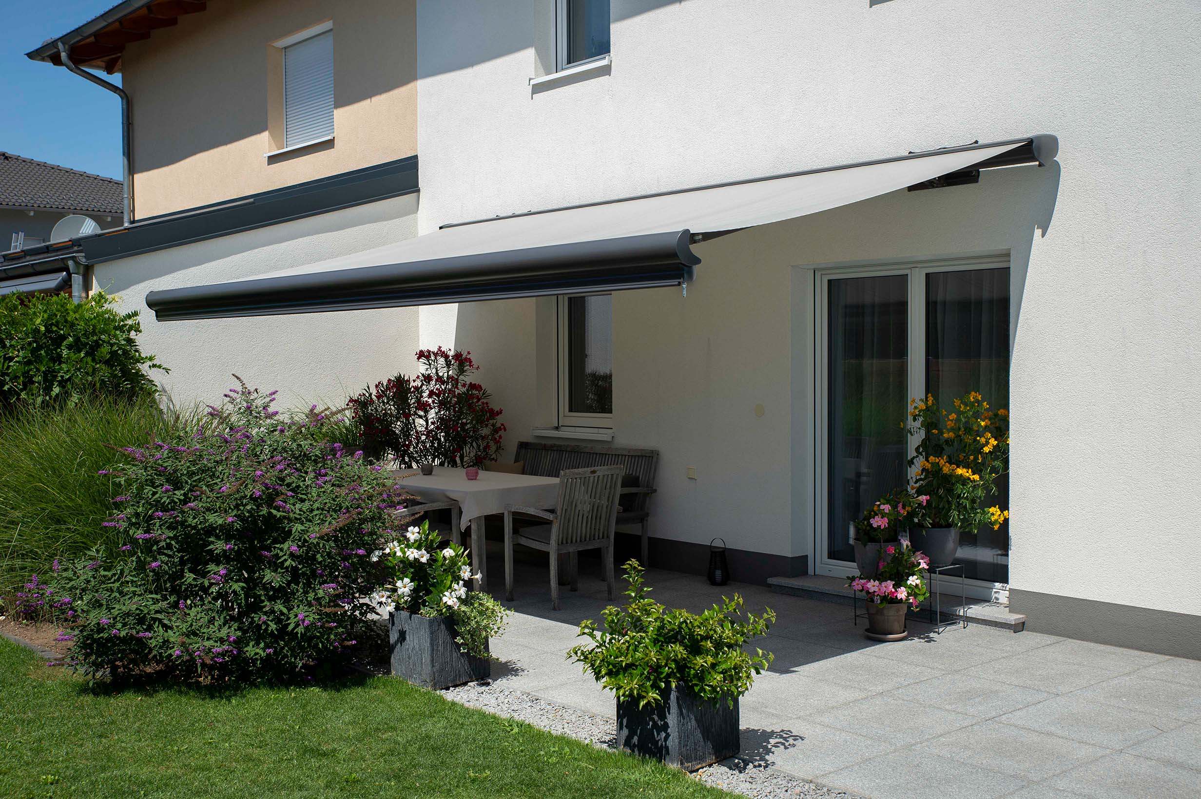 Einfamilienhaus mit Kassettenmarkise und Vertima