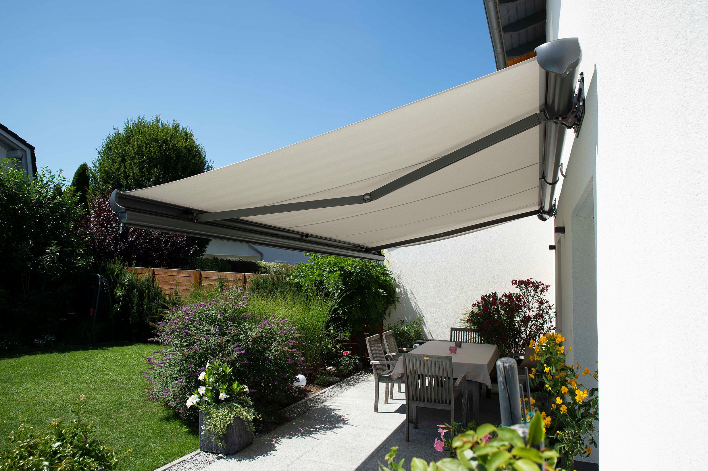 Einfamilienhaus mit Kassettenmarkise und Vertima