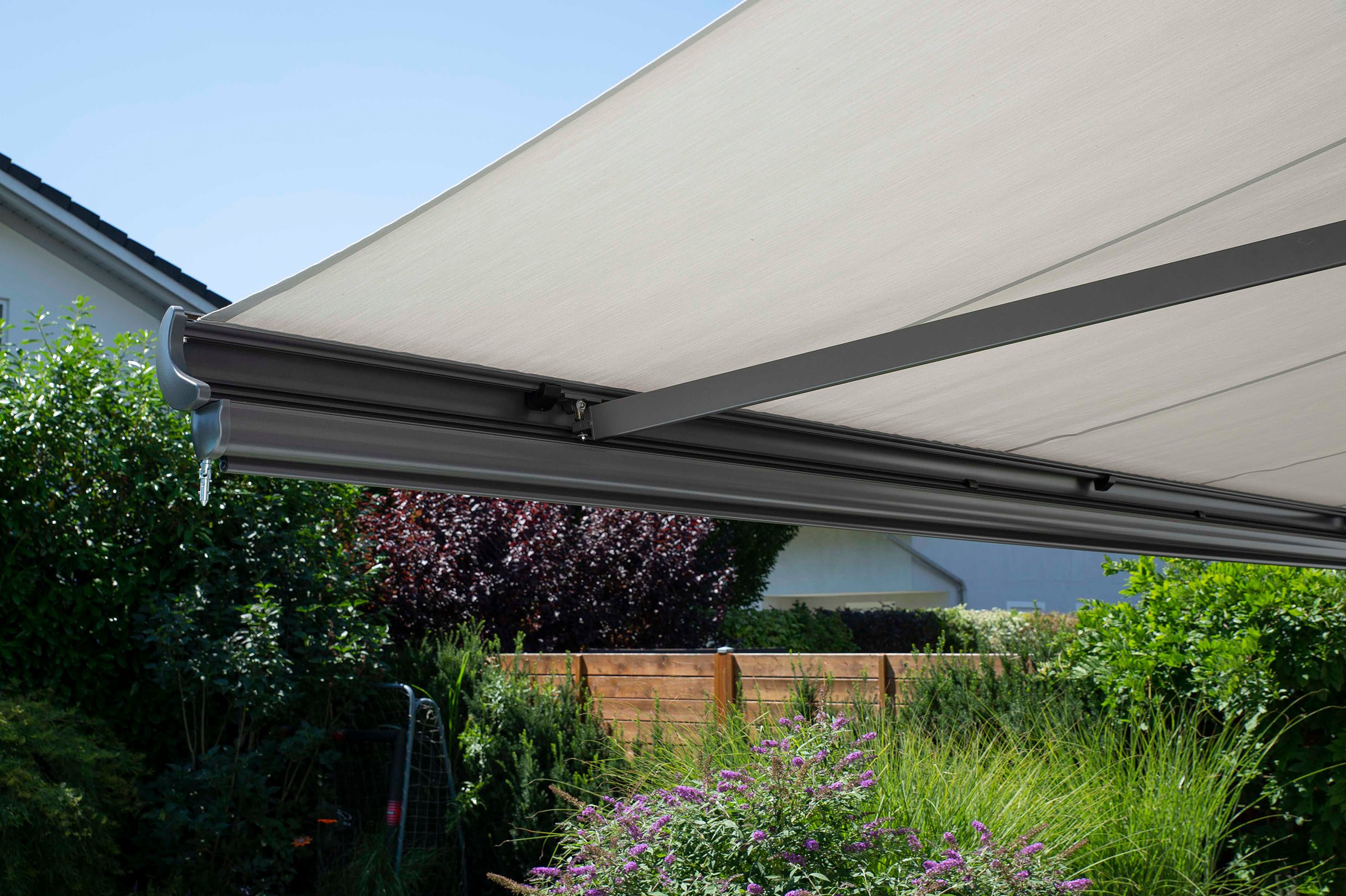 Einfamilienhaus mit Kassettenmarkise und Vertima