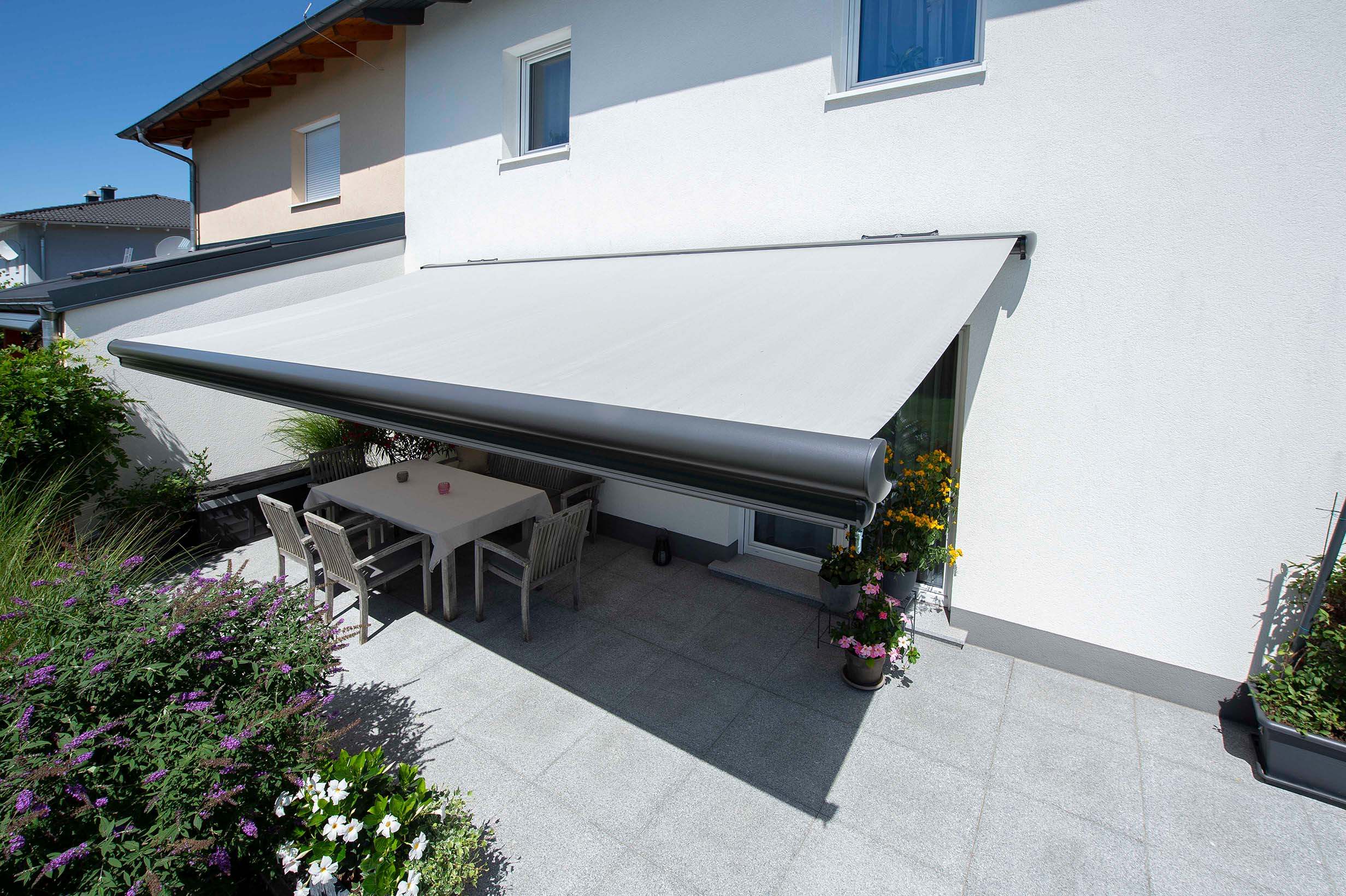 Einfamilienhaus mit Kassettenmarkise und Vertima