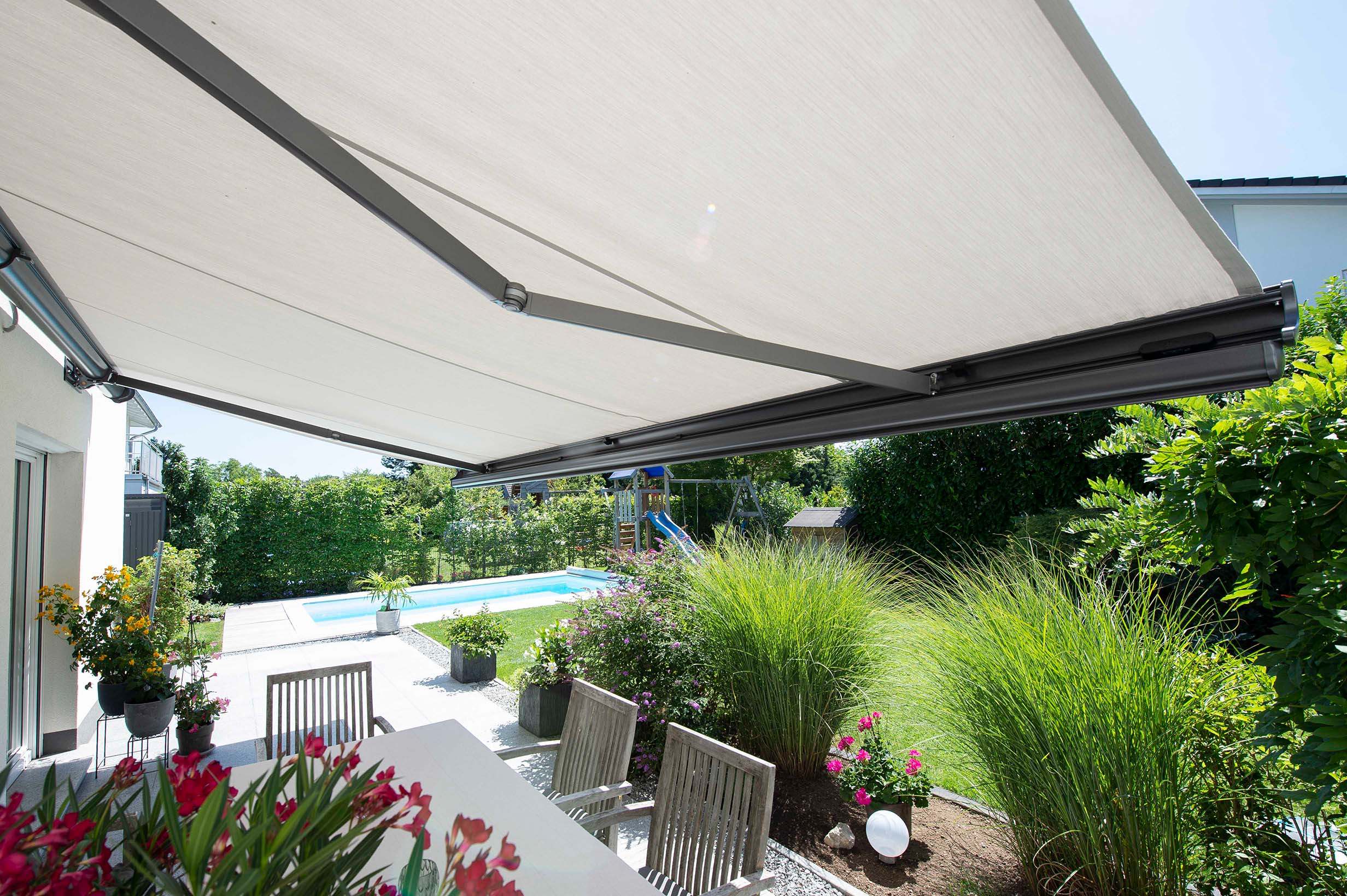 Einfamilienhaus mit Kassettenmarkise und Vertima