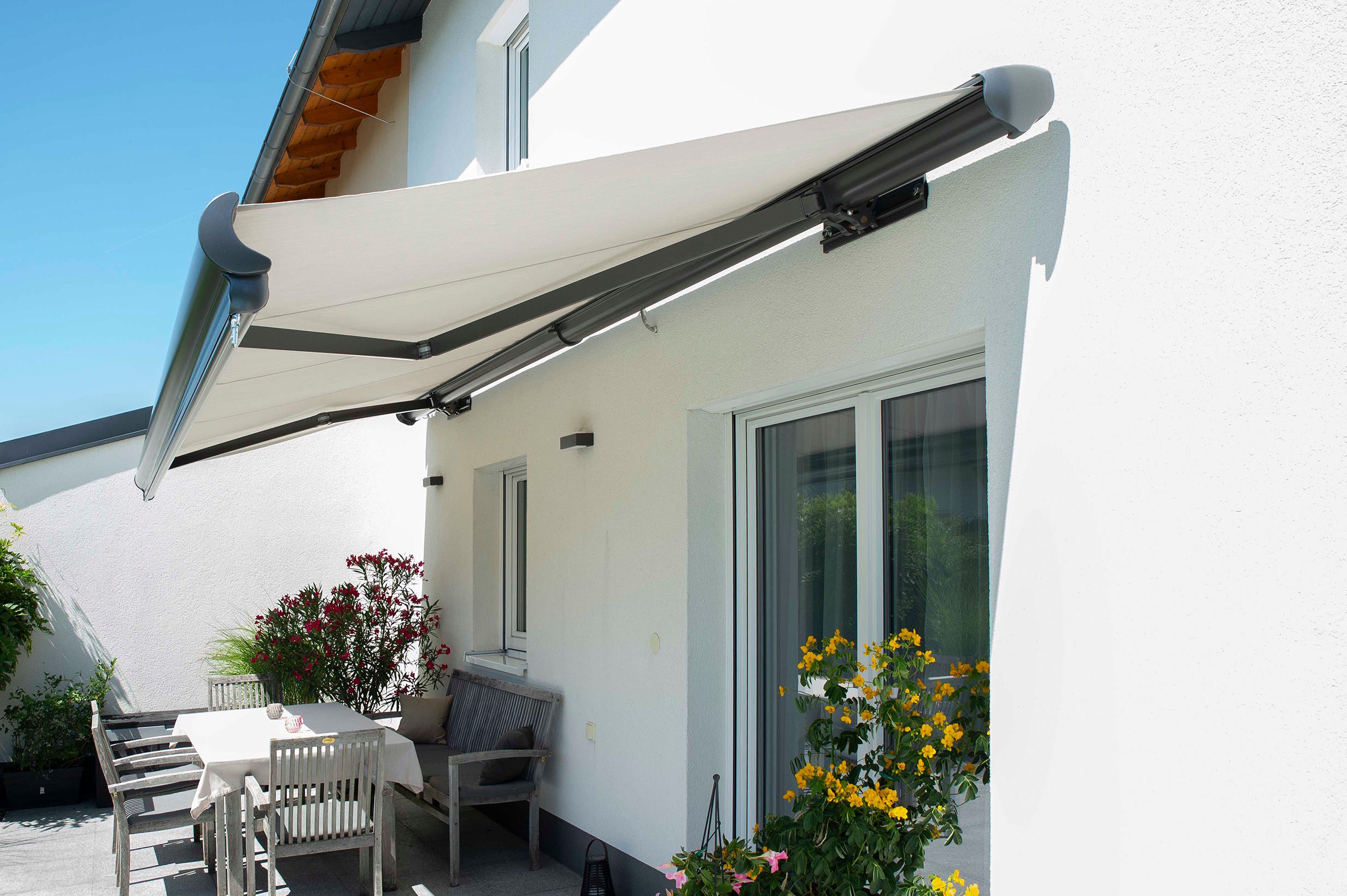 Einfamilienhaus mit Kassettenmarkise und Vertima