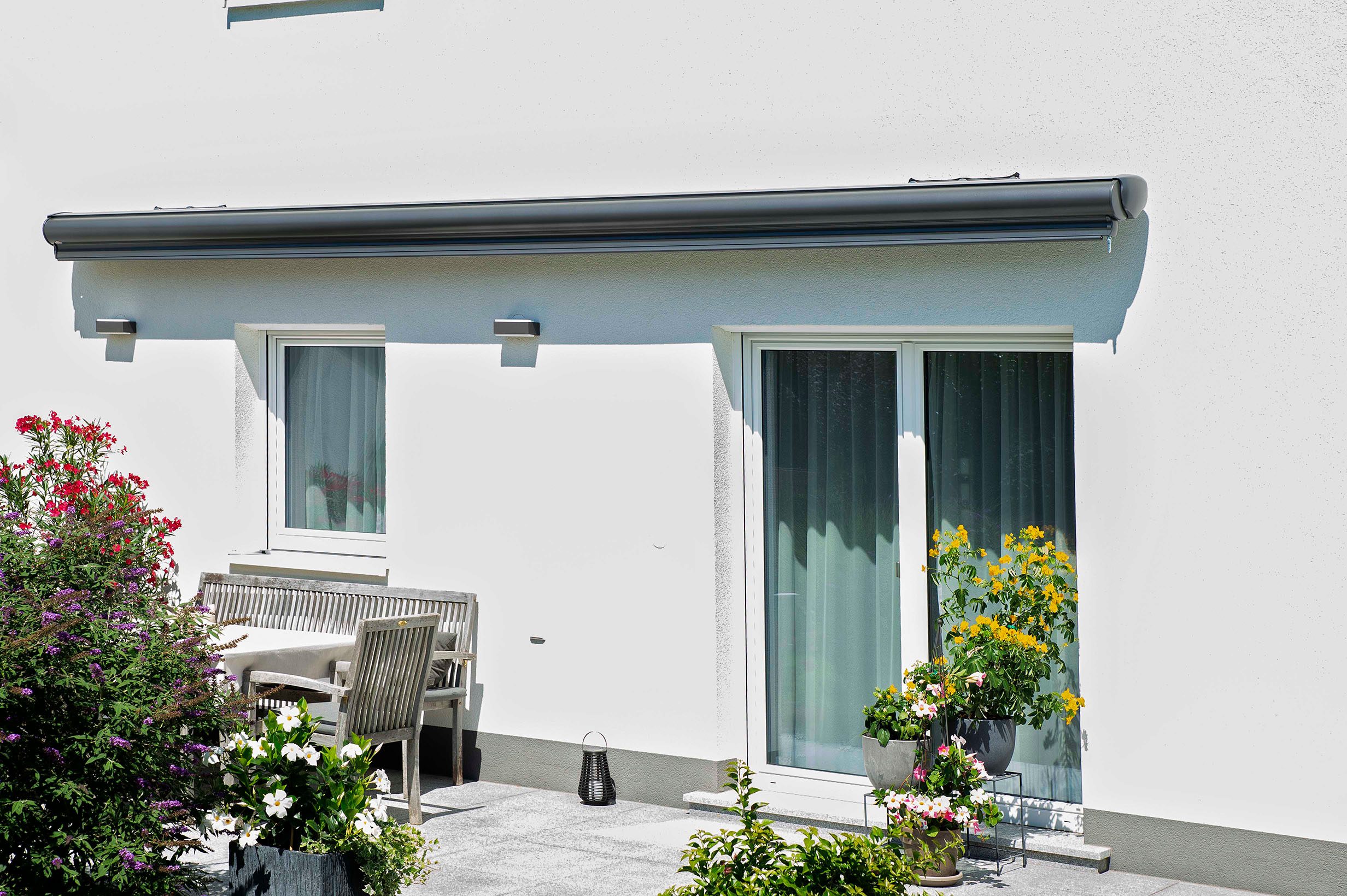 Einfamilienhaus mit Kassettenmarkise und Vertima