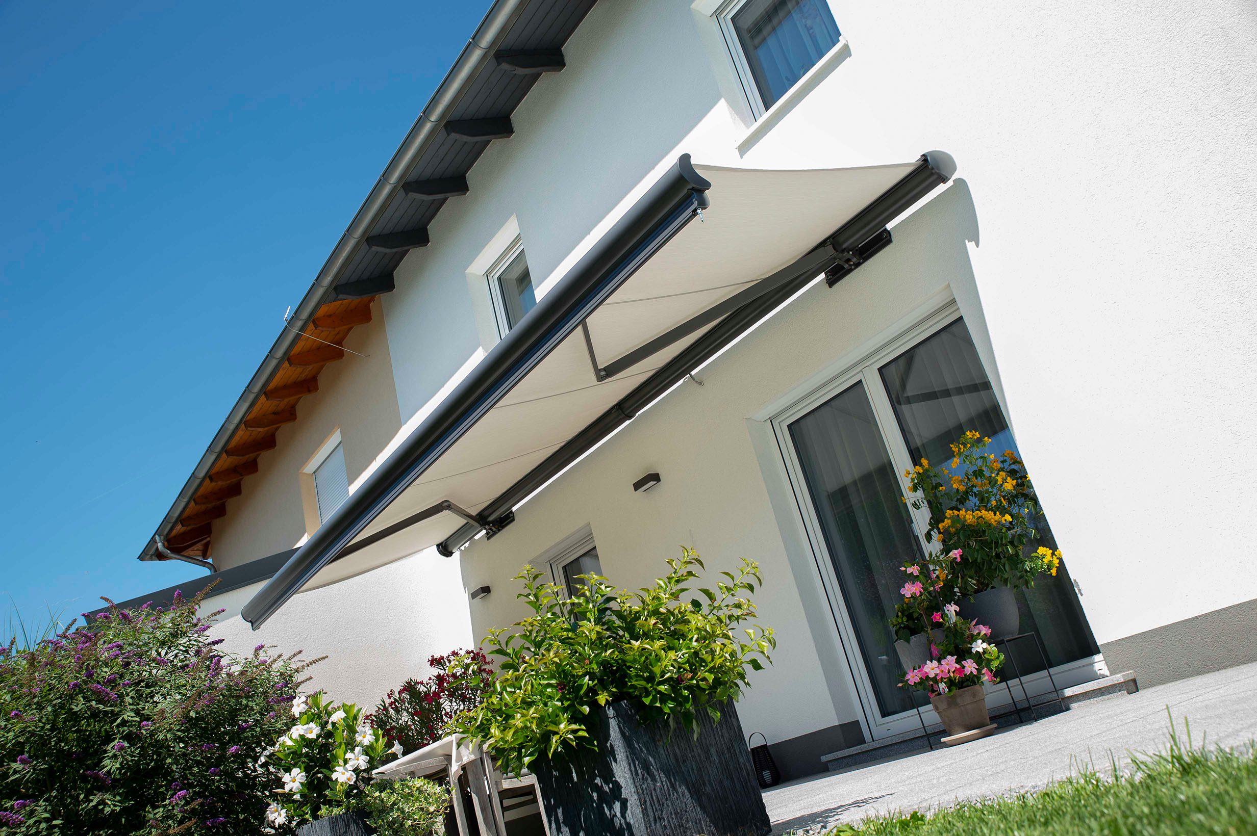 Einfamilienhaus mit Kassettenmarkise und Vertima