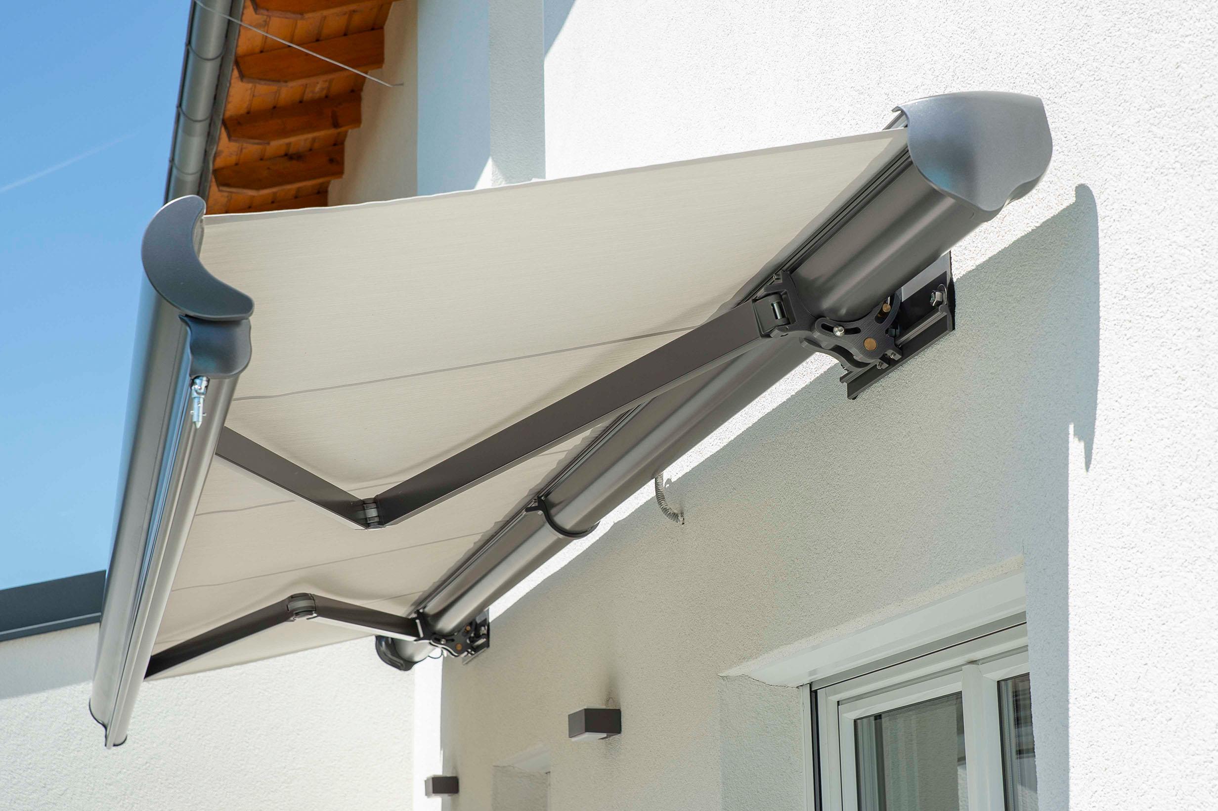 Einfamilienhaus mit Kassettenmarkise und Vertima