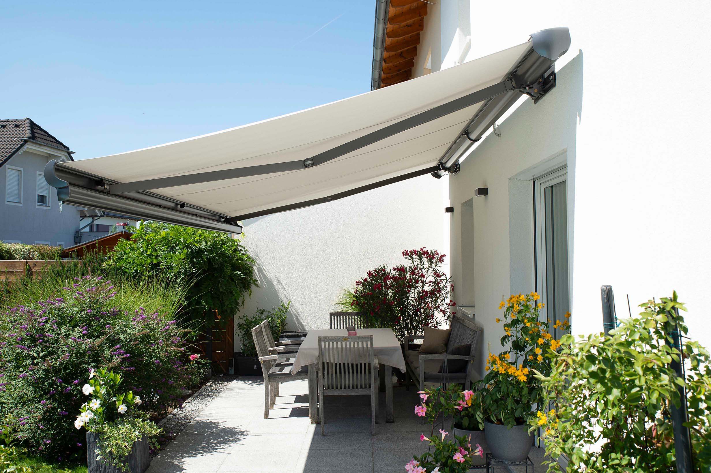 Einfamilienhaus mit Kassettenmarkise und Vertima