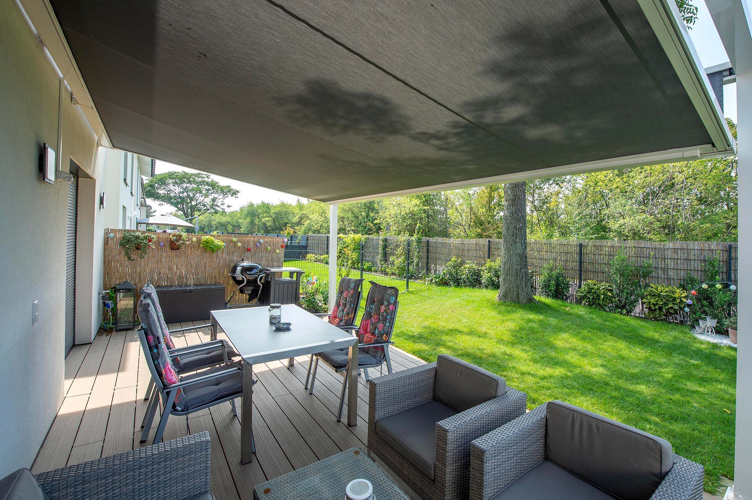 Einfamilienhaus mit ZIP-Beschattung und Unterputz-Rollladen