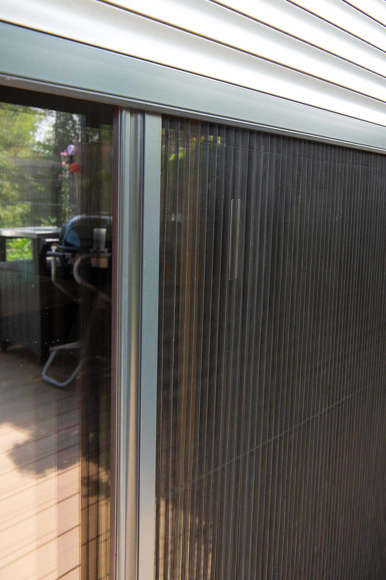 Einfamilienhaus mit ZIP-Beschattung, Unterputz-Rollladen und Insektenschutzplissee