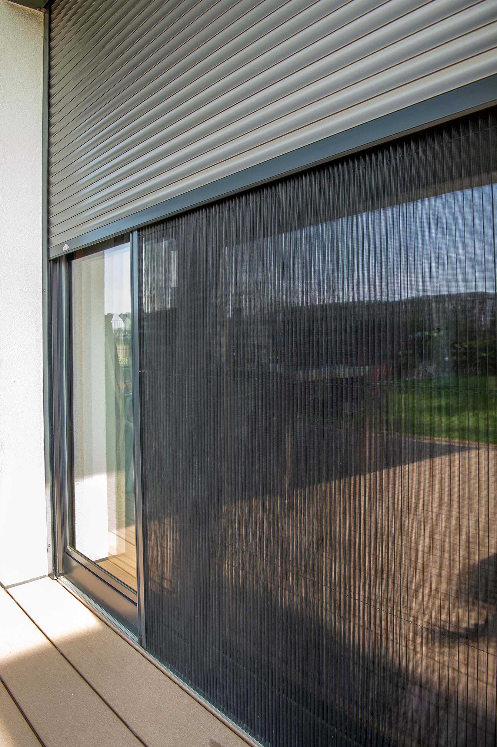 Einfamilienhaus mit Unterputz-Rollladen und Insektenschutzrollo