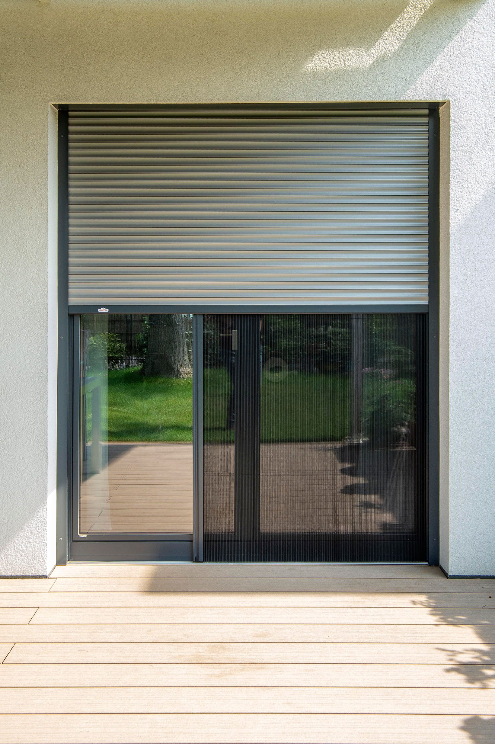 Einfamilienhaus mit Unterputz-Rollladen und Insektenschutzrollo