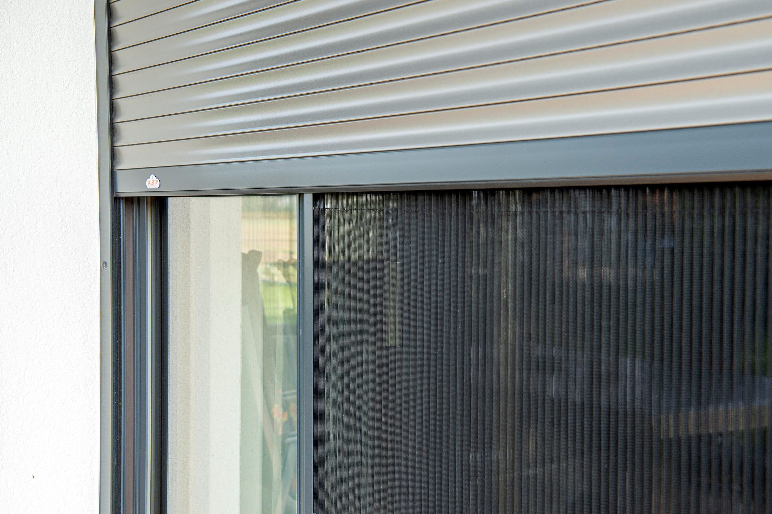 Einfamilienhaus mit Unterputz-Rollladen und Insektenschutzrollo