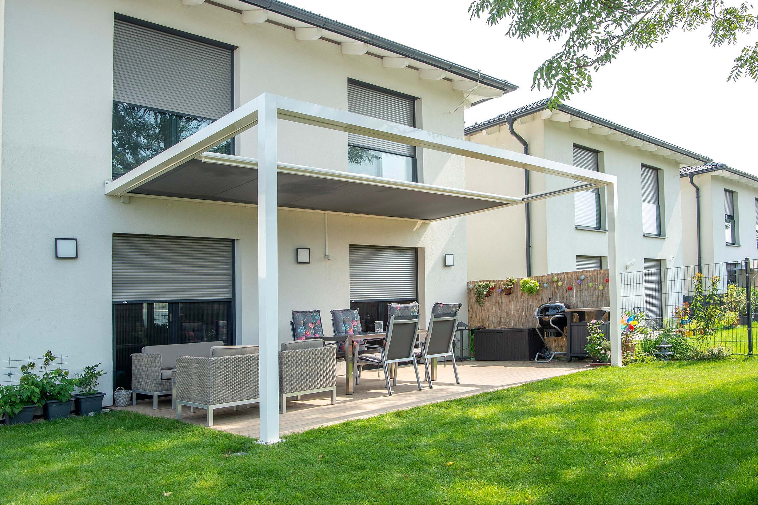 Einfamilienhaus mit ZIP-Beschattung, Unterputz-Rollladen und Insektenschutzplissee