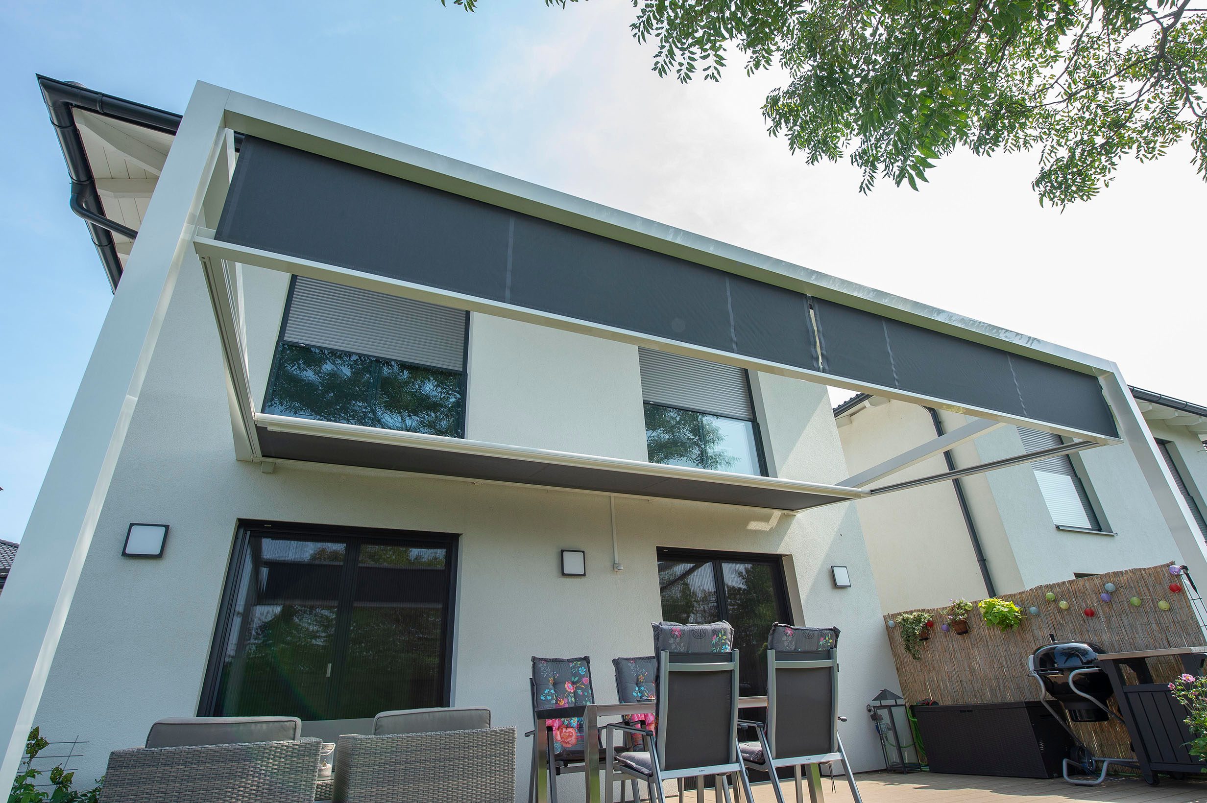Einfamilienhaus mit ZIP-Beschattung, Unterputz-Rollladen und Insektenschutzplissee
