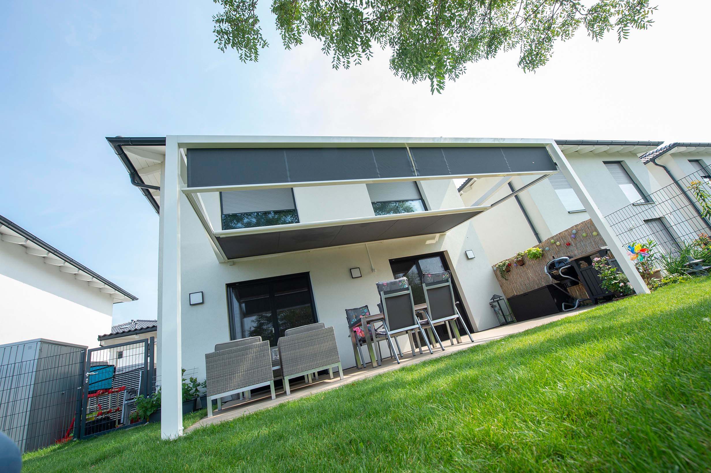 Einfamilienhaus mit ZIP-Beschattung, Unterputz-Rollladen und Insektenschutzplissee