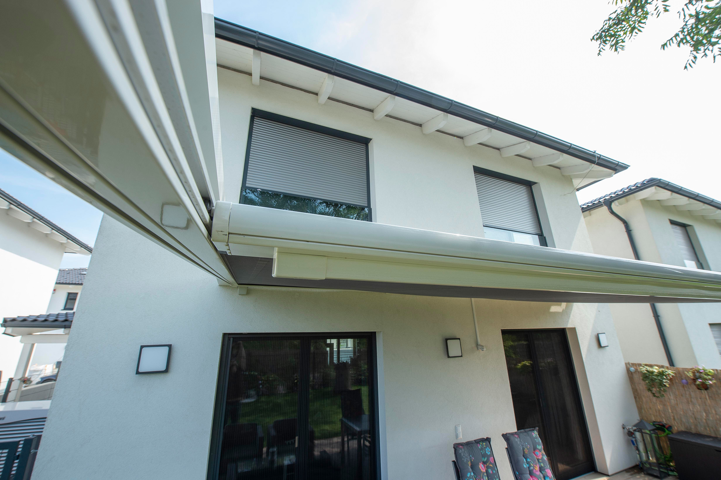 Einfamilienhaus mit ZIP-Beschattung, Unterputz-Rollladen und Insektenschutzplissee