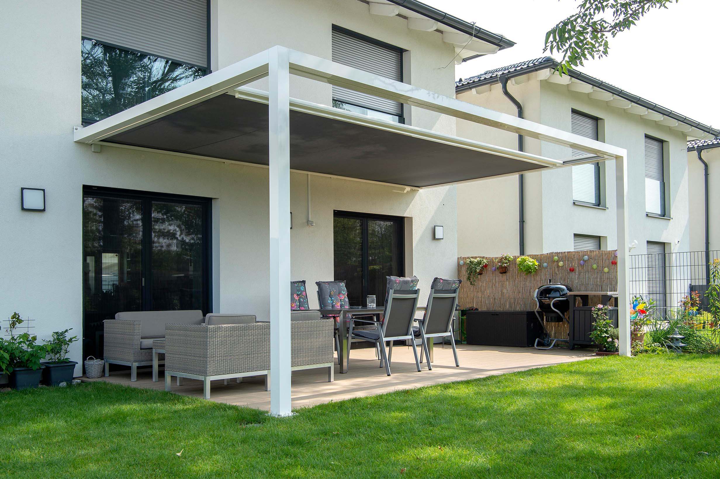 Einfamilienhaus mit ZIP-Beschattung, Unterputz-Rollladen und Insektenschutzplissee