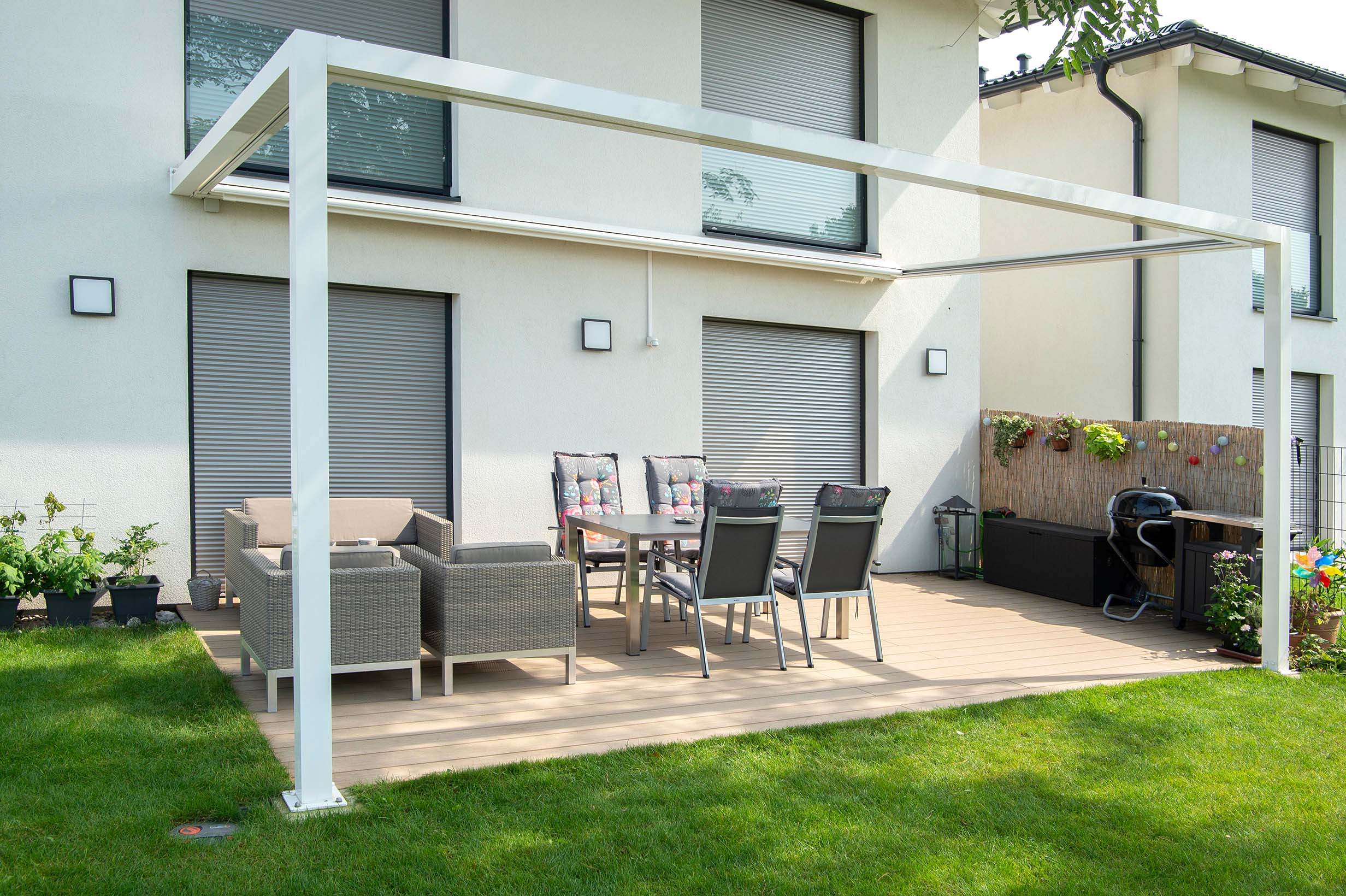 Einfamilienhaus mit ZIP-Beschattung, Unterputz-Rollladen und Insektenschutzplissee