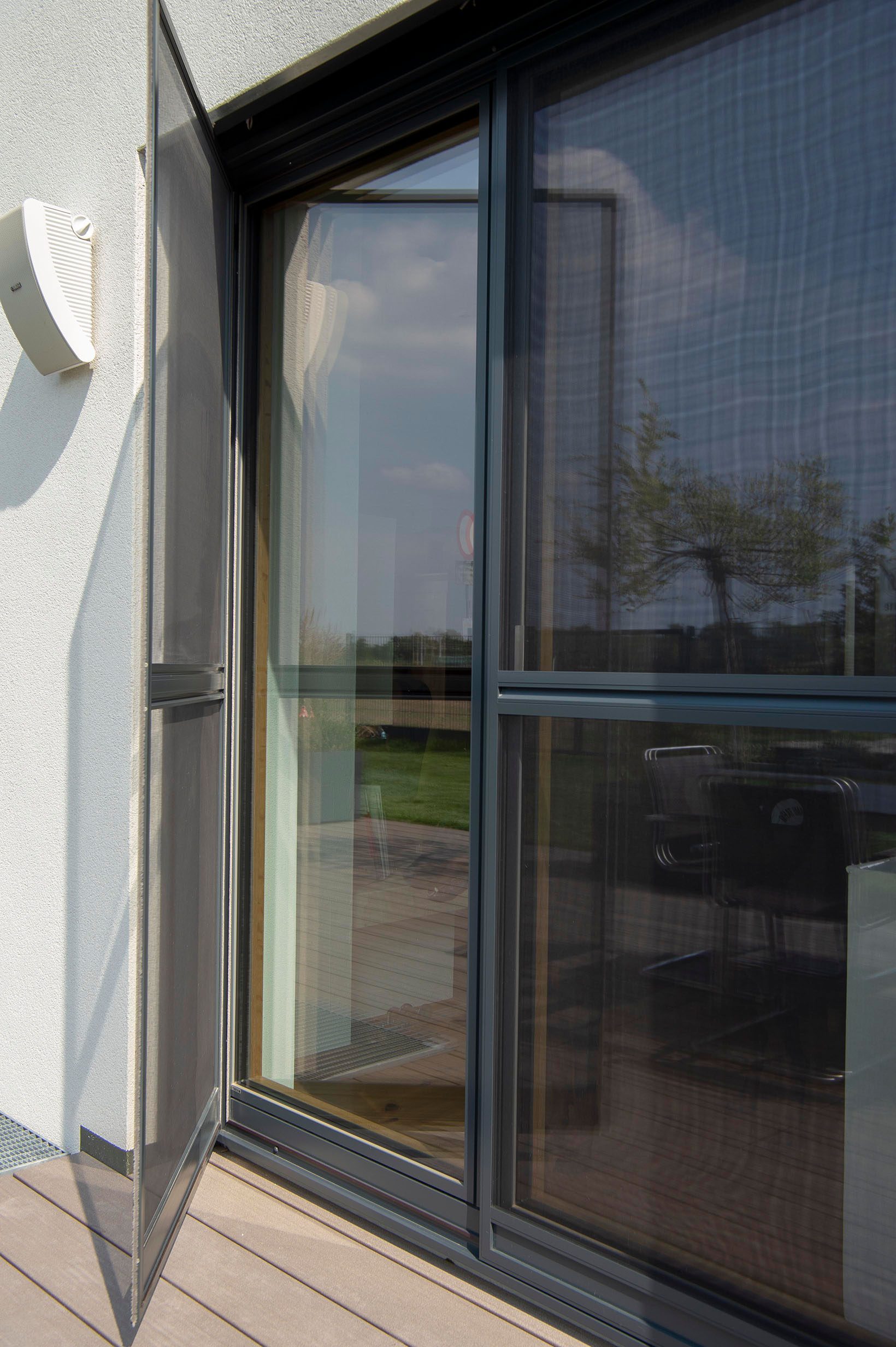 Einfamilienhaus mit Insektenschutz Schwenkrahmen