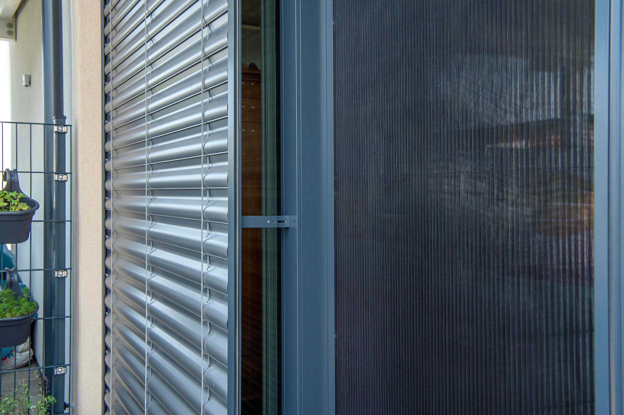 Einfamilienhaus mit Raffstore und Insektenschutzplissee