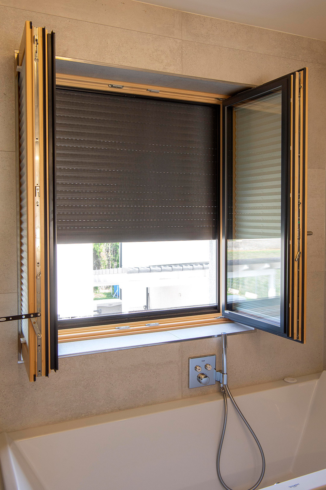 Einfamilienhaus mit Unterputz Rollladen und Rollbaren Insektenschutz