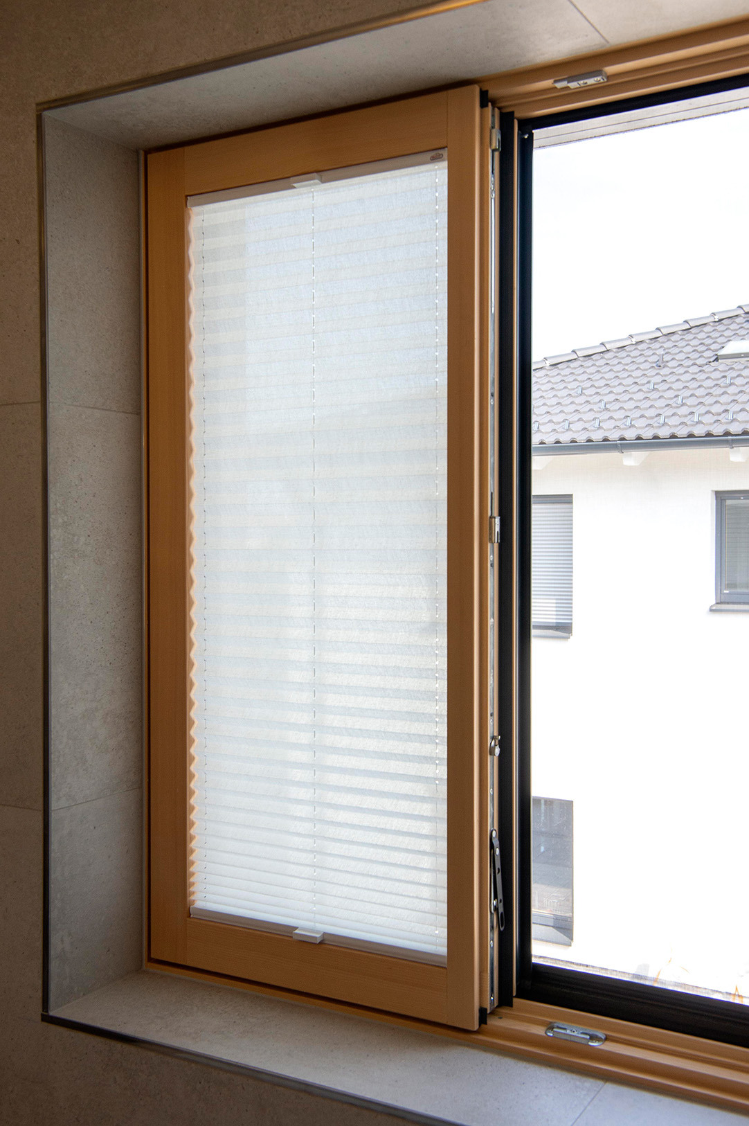 Einfamilienhaus mir Rollladen Kombi Insektenschutz