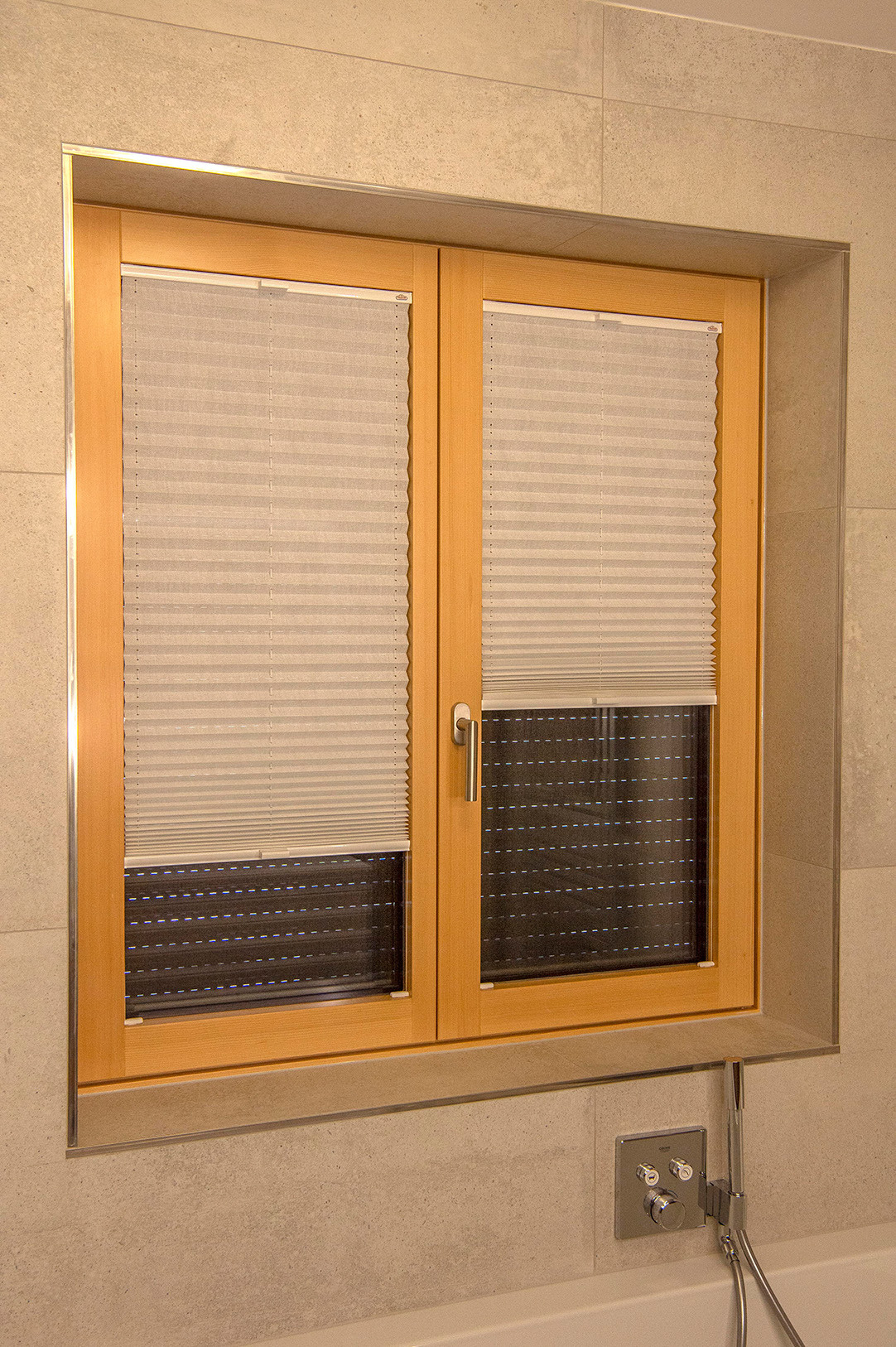 Einfamilienhaus mit Unterputz Rollladen und Plissee