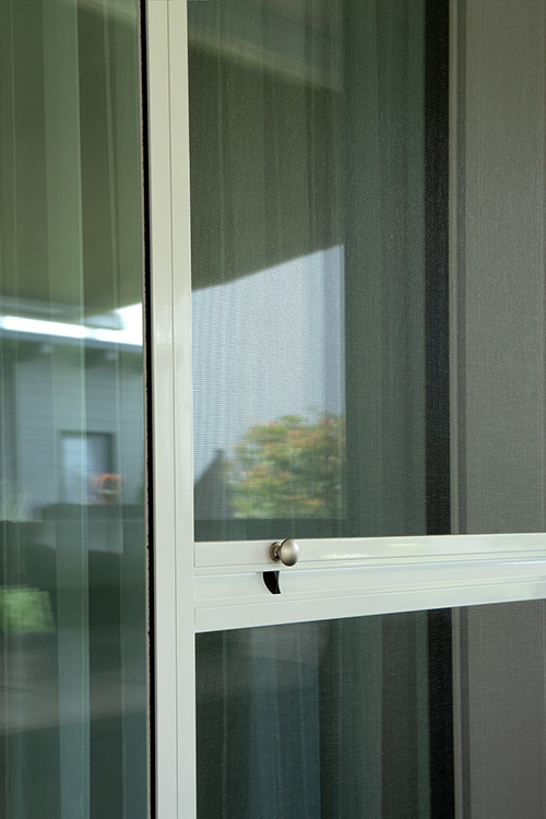 Einfamilienhaus mit Insektenschutz Schieberahmen