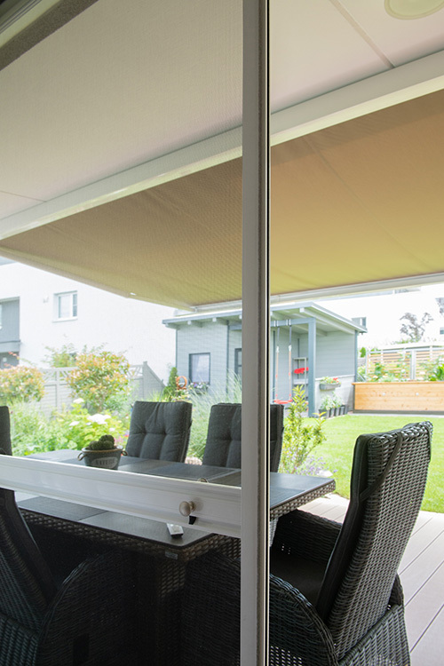 Einfamilienhaus mit Insektenschutz Schieberahmen