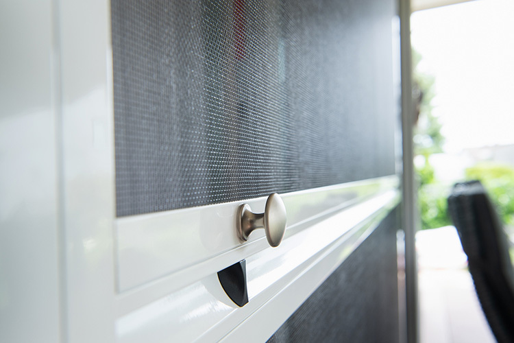 Einfamilienhaus mit Insektenschutz Schieberahmen