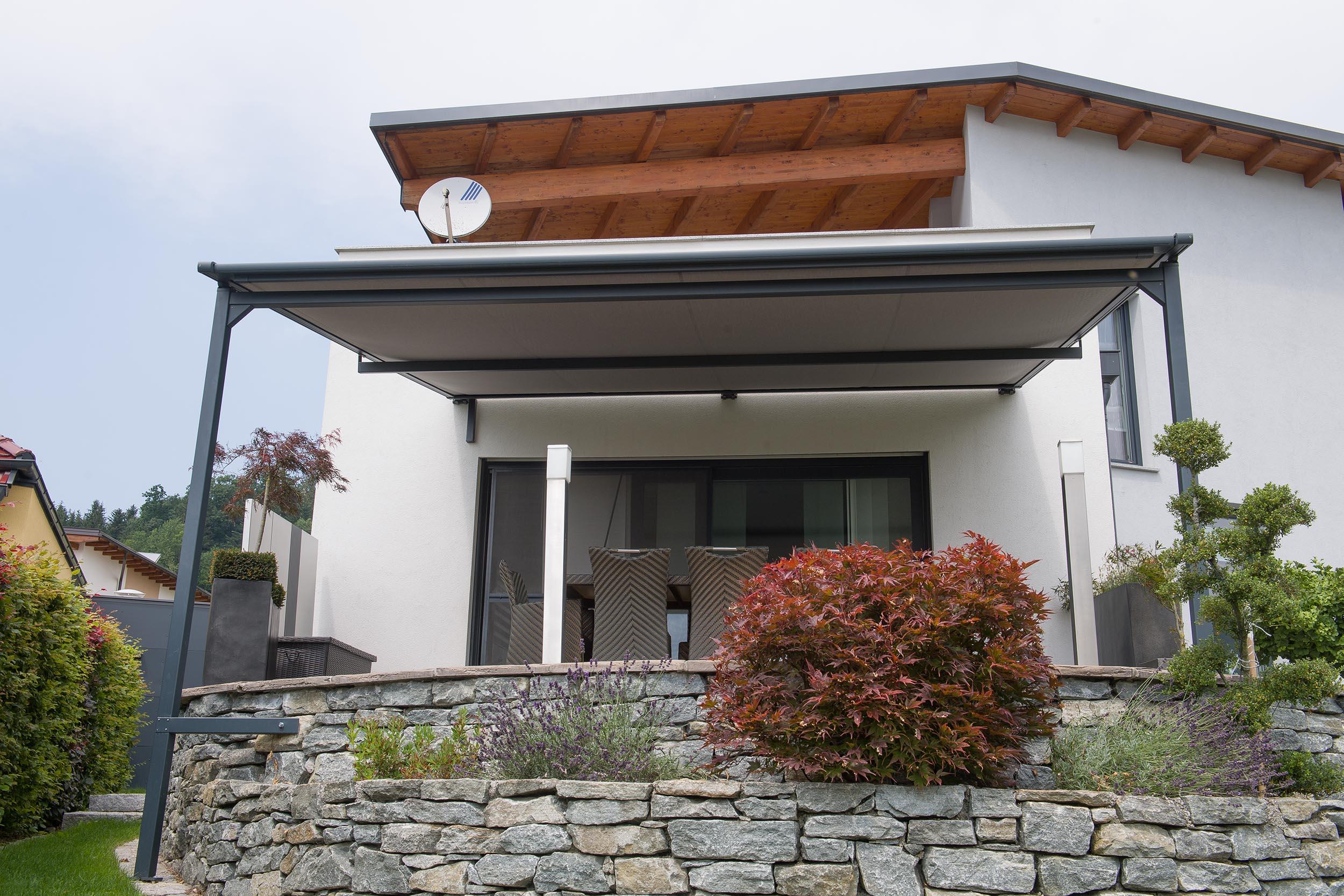 Einfamilienhaus mit Pergolamarkise und Insektenschutz Schieberahmen