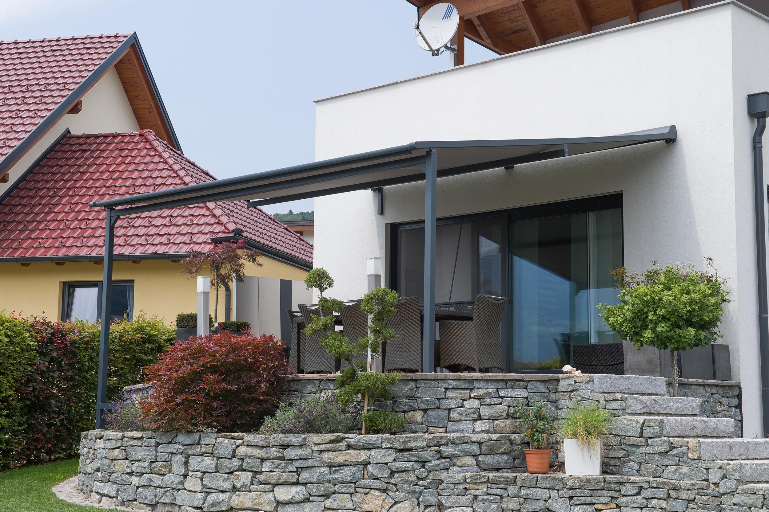 Einfamilienhaus mit Pergolamarkise und Insektenschutz Schieberahmen