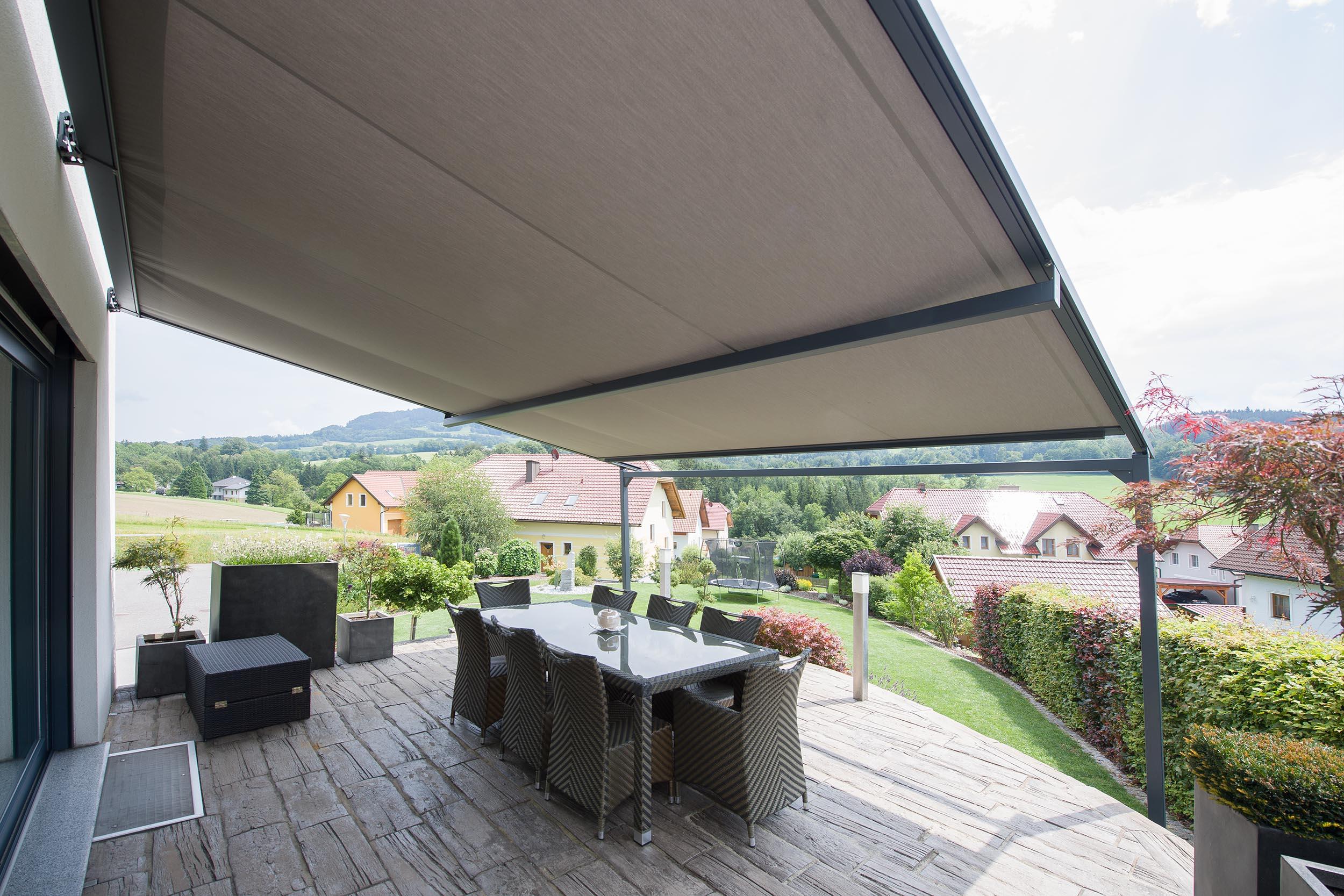 Einfamilienhaus mit Pergolamarkise und Insektenschutz Schieberahmen