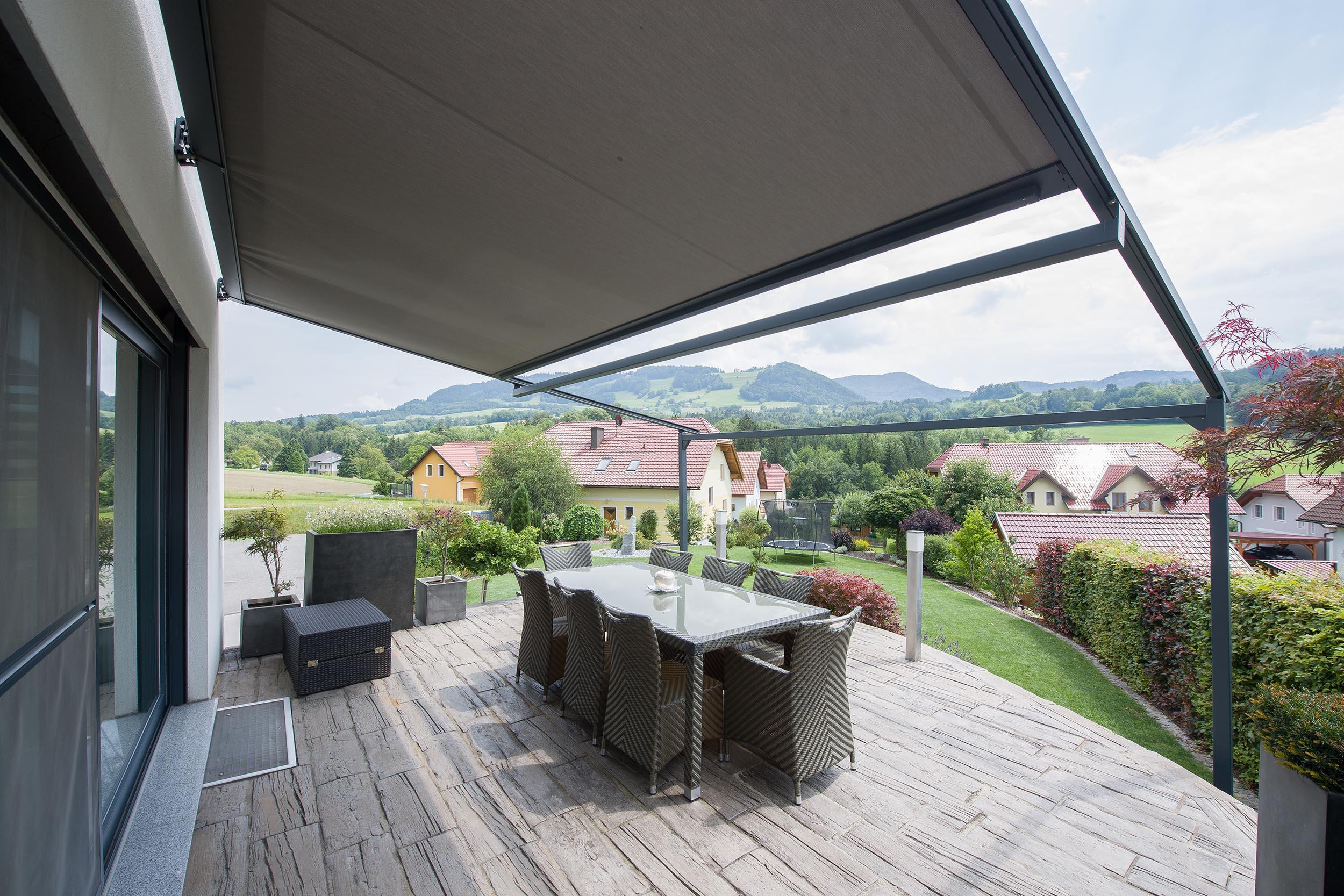 Einfamilienhaus mit Pergolamarkise und Insektenschutz Schieberahmen