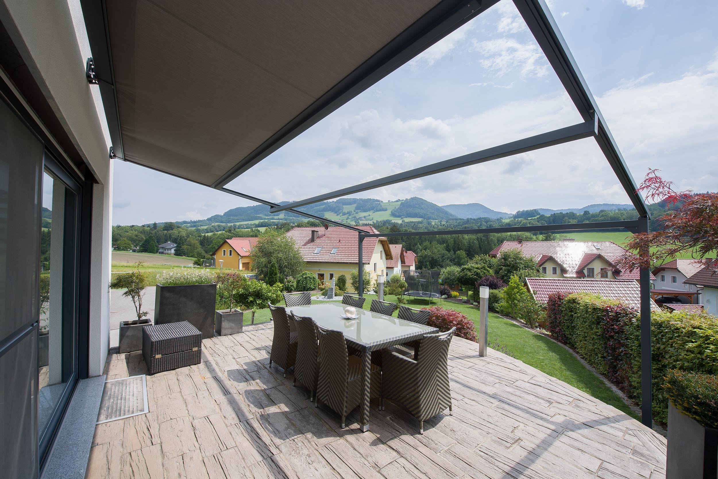 Einfamilienhaus mit Pergolamarkise und Insektenschutz Schieberahmen