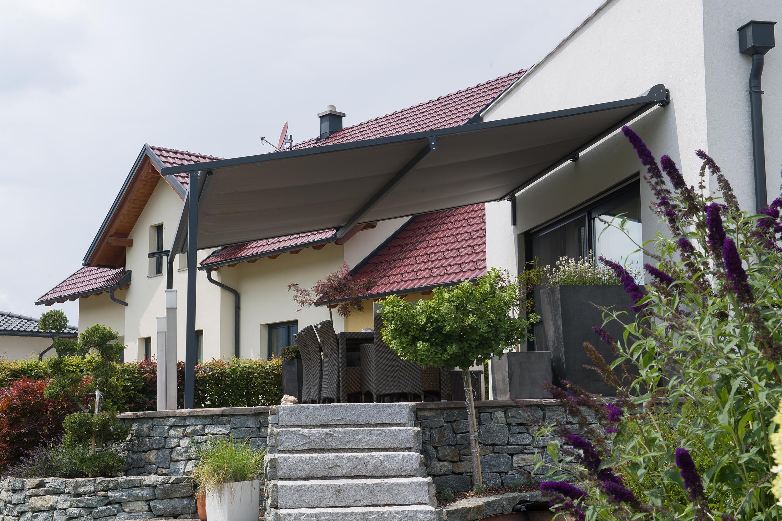 Einfamilienhaus mit Pergolamarkise und Insektenschutz Schieberahmen